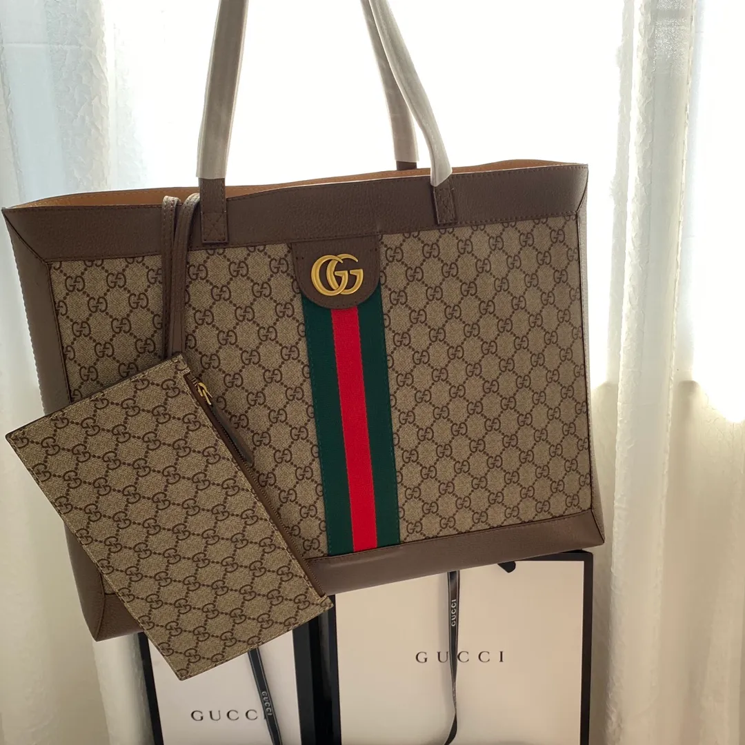 Actual shot #💰400 Style number: 547947 Size: 44x33x15cm Gucci ophidia series tote tote bag/shopping bag/two-in-one bag classic bag shape➕classic color, retro and practical large bag. You can directly hold the inner pocket as a handbag when going out, capacity🉑️✅