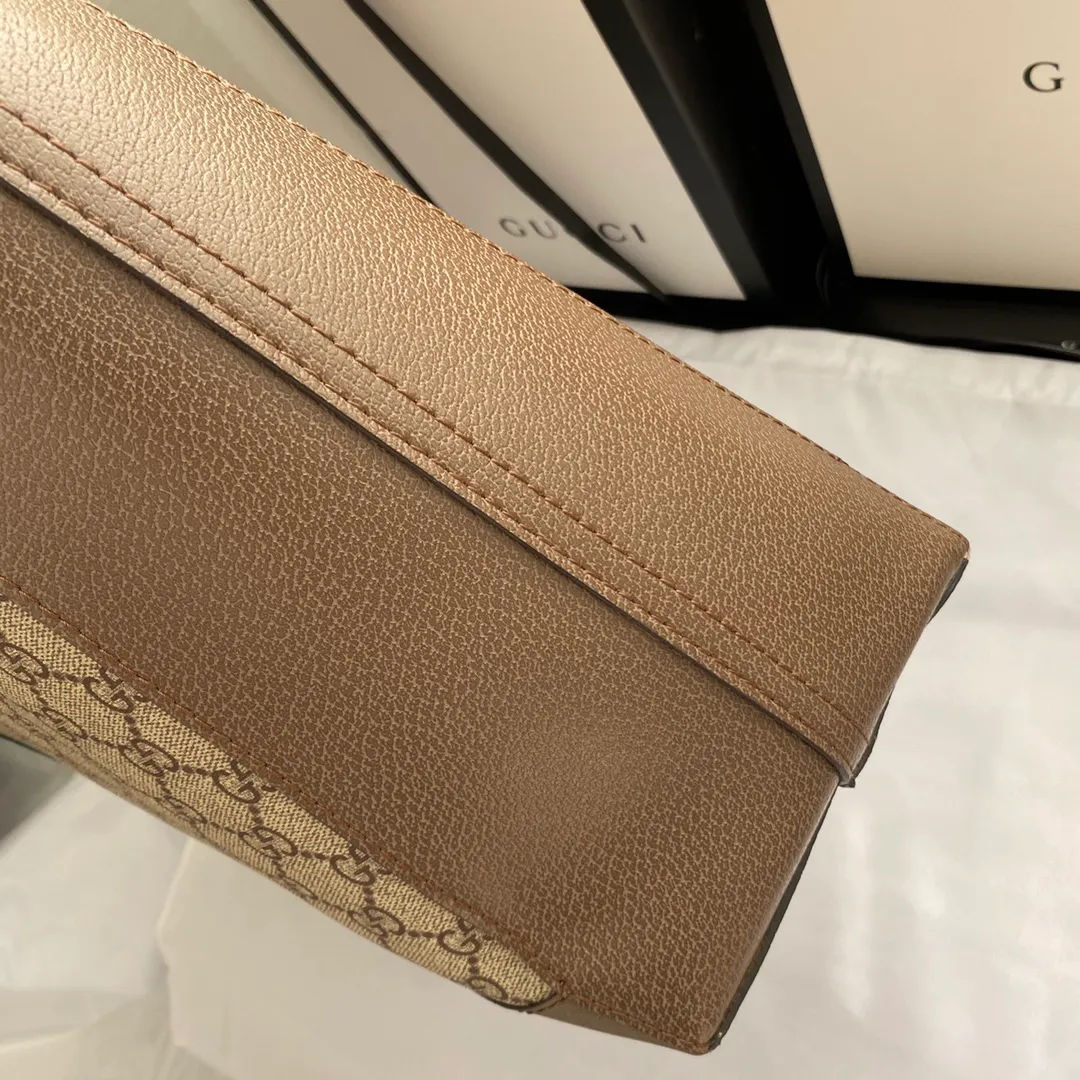 Actual shot #💰400 Style number: 547947 Size: 44x33x15cm Gucci ophidia series tote tote bag/shopping bag/two-in-one bag classic bag shape➕classic color, retro and practical large bag. You can directly hold the inner pocket as a handbag when going out, capacity🉑️✅