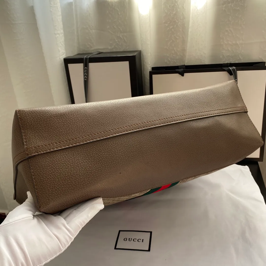 Actual shot #💰400 Style number: 547947 Size: 44x33x15cm Gucci ophidia series tote tote bag/shopping bag/two-in-one bag classic bag shape➕classic color, retro and practical large bag. You can directly hold the inner pocket as a handbag when going out, capacity🉑️✅