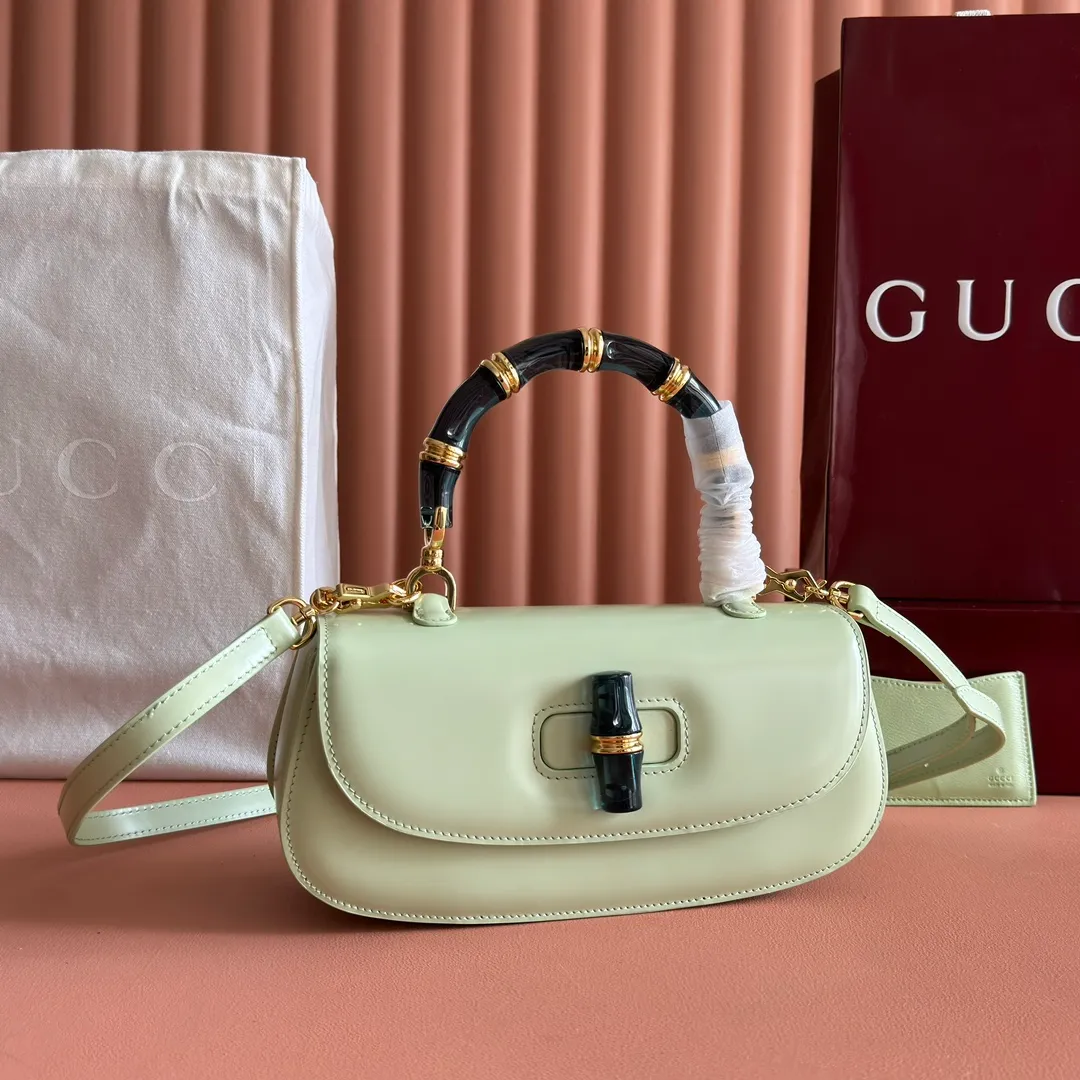 p1680. 💋💋💋 Equipped with full counter packaging [New Product] This small handbag reinterprets the iconic bamboo-shaped accessories with resin and brass details, adding another dazzling masterpiece to the 2025 spring and summer series. The Gucci Bamboo Diva tote adds a pop of color to any look. White glossy buffed leather Resin and brass bamboo hardware Three-level articulated compartments White leather lining Interior: One zippered pocket and a mirror with removable pocket Handle height 10cm Removable and adjustable leather shoulder strap (50cm high); length adjustable between 100cm and 116cm Bamboo lock Model number: 827750 Dimensions: 26.6cm (width) x 13cm (h) x 8 cm (depth) Weight: about 0.9 kg Color: green full leather/original leather. Made in Italy