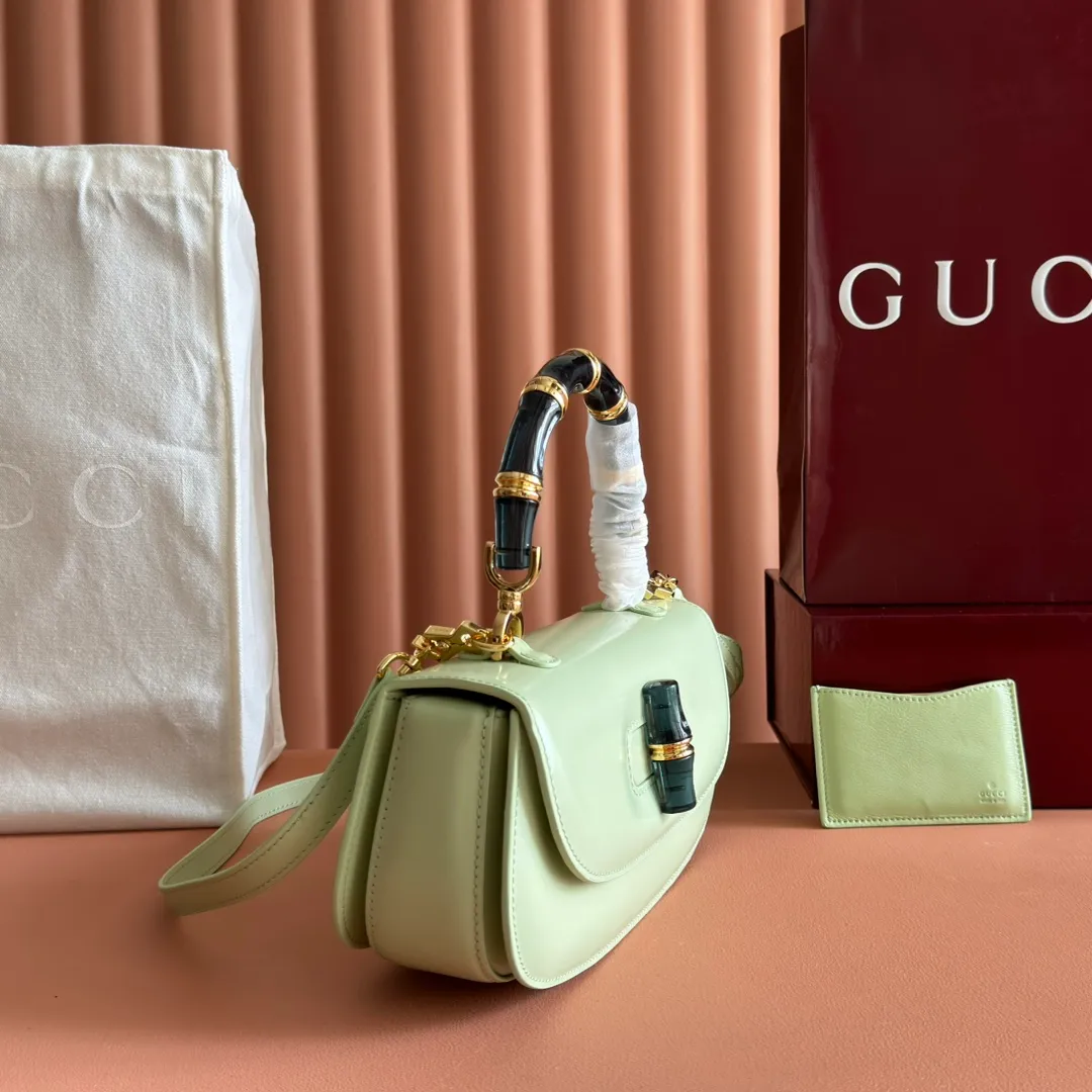 p1680. 💋💋💋 Equipped with full counter packaging [New Product] This small handbag reinterprets the iconic bamboo-shaped accessories with resin and brass details, adding another dazzling masterpiece to the 2025 spring and summer series. The Gucci Bamboo Diva tote adds a pop of color to any look. White glossy buffed leather Resin and brass bamboo hardware Three-level articulated compartments White leather lining Interior: One zippered pocket and a mirror with removable pocket Handle height 10cm Removable and adjustable leather shoulder strap (50cm high); length adjustable between 100cm and 116cm Bamboo lock Model number: 827750 Dimensions: 26.6cm (width) x 13cm (h) x 8 cm (depth) Weight: about 0.9 kg Color: green full leather/original leather. Made in Italy