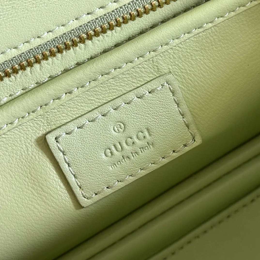 p1680. 💋💋💋 Equipped with full counter packaging [New Product] This small handbag reinterprets the iconic bamboo-shaped accessories with resin and brass details, adding another dazzling masterpiece to the 2025 spring and summer series. The Gucci Bamboo Diva tote adds a pop of color to any look. White glossy buffed leather Resin and brass bamboo hardware Three-level articulated compartments White leather lining Interior: One zippered pocket and a mirror with removable pocket Handle height 10cm Removable and adjustable leather shoulder strap (50cm high); length adjustable between 100cm and 116cm Bamboo lock Model number: 827750 Dimensions: 26.6cm (width) x 13cm (h) x 8 cm (depth) Weight: about 0.9 kg Color: green full leather/original leather. Made in Italy