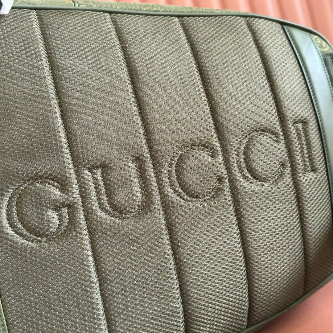 p1240. 💋💋💋【With full set of original counter packaging】【New Product】This backpack is crafted with GG canvas to pay tribute to the instantly recognizable monogram pattern of Guccio Gucci, the founder of the brand. Interpreting a new forest green tone, it adds a modern touch to daily accessories, and the webbing details double the charm of the entire design. Forest green GG canvas Forest green leather trim Red and green web detail Gucci branding on the back Nylon lining Padded mesh on the back Adjustable padded shoulder strap Interior: 1 padded laptop compartment, 1 open pocket External: One zippered pocket Handle height: 8 cm Zipper closure Ident number: 834464. Dimensions: 35cm (width) x 40cm (height) x 20cm (depth) Weight: approx. 1.3kg Color: Forest green cloth. Made in Italy