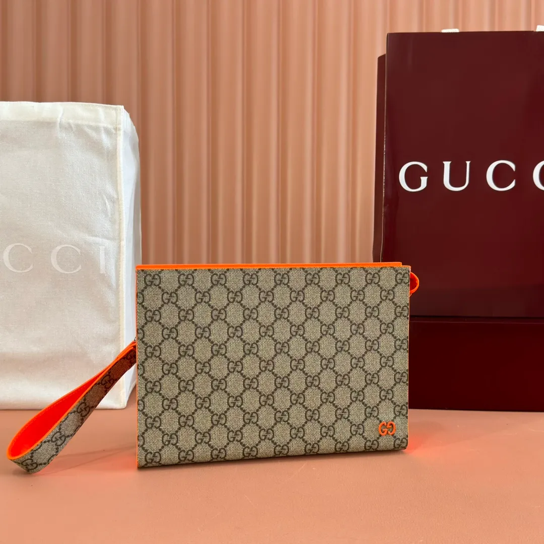 p720🔥🔥🔥【With full set of original green box packaging】Clutch bag with GG details. As the brand's iconic material, GG Supreme canvas has become the main fabric in Gucci's design universe. In the new series, it is reinterpreted through the Gucci aesthetic perspective. This clutch features an all-over monogram pattern. GG accessories add branding charm to the piece. Beige and ebony GG Supreme canvas, red leather trim, brass hardware with red ceramic effect finish, cotton and linen moire fabric lining, GG detail, interior: six card compartments, detachable wrist strap, zip closure. Model: 768255. Dimensions: 18 (length) x 26 (width) x 6cm (thickness) Color: Fluorescent Made in Italy Weight: approx. 0.387 kg