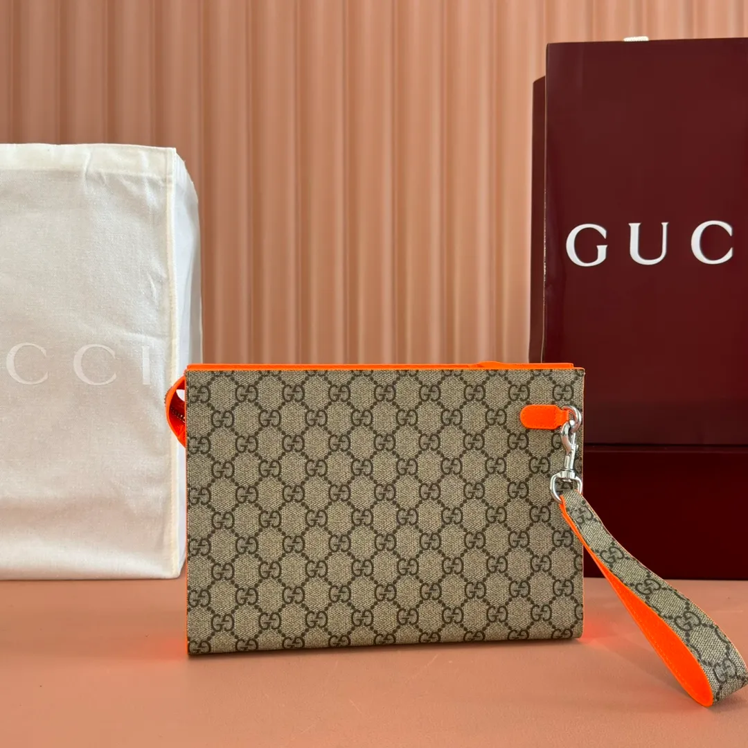 p720🔥🔥🔥【With full set of original green box packaging】Clutch bag with GG details. As the brand's iconic material, GG Supreme canvas has become the main fabric in Gucci's design universe. In the new series, it is reinterpreted through the Gucci aesthetic perspective. This clutch features an all-over monogram pattern. GG accessories add branding charm to the piece. Beige and ebony GG Supreme canvas, red leather trim, brass hardware with red ceramic effect finish, cotton and linen moire fabric lining, GG detail, interior: six card compartments, detachable wrist strap, zip closure. Model: 768255. Dimensions: 18 (length) x 26 (width) x 6cm (thickness) Color: Fluorescent Made in Italy Weight: approx. 0.387 kg