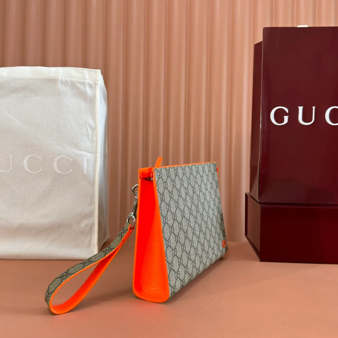 p720🔥🔥🔥【With full set of original green box packaging】Clutch bag with GG details. As the brand's iconic material, GG Supreme canvas has become the main fabric in Gucci's design universe. In the new series, it is reinterpreted through the Gucci aesthetic perspective. This clutch features an all-over monogram pattern. GG accessories add branding charm to the piece. Beige and ebony GG Supreme canvas, red leather trim, brass hardware with red ceramic effect finish, cotton and linen moire fabric lining, GG detail, interior: six card compartments, detachable wrist strap, zip closure. Model: 768255. Dimensions: 18 (length) x 26 (width) x 6cm (thickness) Color: Fluorescent Made in Italy Weight: approx. 0.387 kg