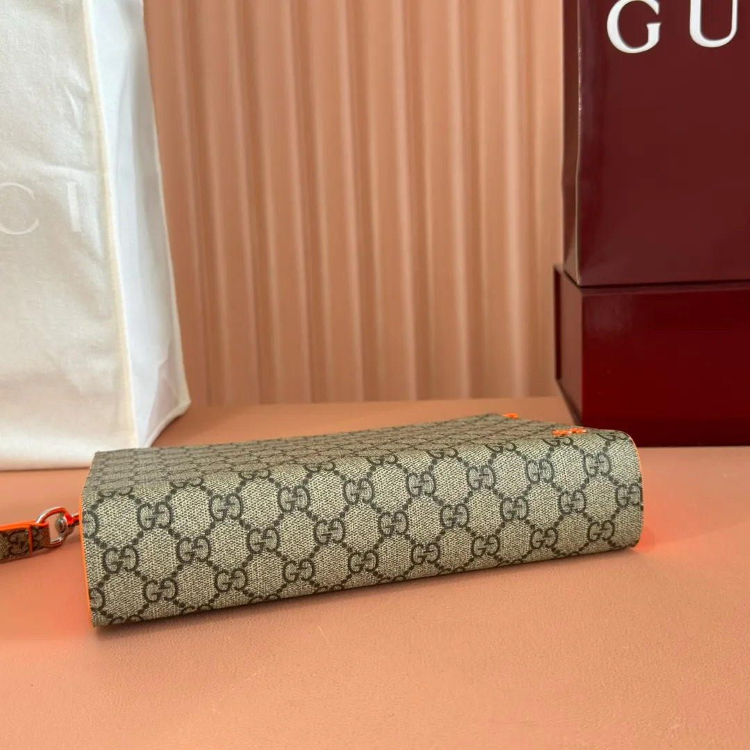 p720🔥🔥🔥【With full set of original green box packaging】Clutch bag with GG details. As the brand's iconic material, GG Supreme canvas has become the main fabric in Gucci's design universe. In the new series, it is reinterpreted through the Gucci aesthetic perspective. This clutch features an all-over monogram pattern. GG accessories add branding charm to the piece. Beige and ebony GG Supreme canvas, red leather trim, brass hardware with red ceramic effect finish, cotton and linen moire fabric lining, GG detail, interior: six card compartments, detachable wrist strap, zip closure. Model: 768255. Dimensions: 18 (length) x 26 (width) x 6cm (thickness) Color: Fluorescent Made in Italy Weight: approx. 0.387 kg