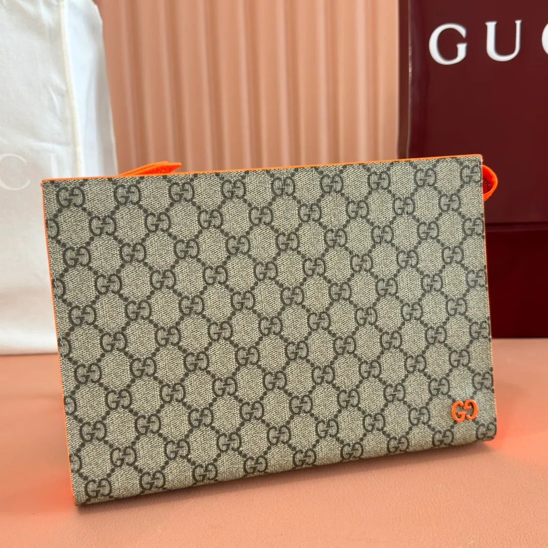 p720🔥🔥🔥【With full set of original green box packaging】Clutch bag with GG details. As the brand's iconic material, GG Supreme canvas has become the main fabric in Gucci's design universe. In the new series, it is reinterpreted through the Gucci aesthetic perspective. This clutch features an all-over monogram pattern. GG accessories add branding charm to the piece. Beige and ebony GG Supreme canvas, red leather trim, brass hardware with red ceramic effect finish, cotton and linen moire fabric lining, GG detail, interior: six card compartments, detachable wrist strap, zip closure. Model: 768255. Dimensions: 18 (length) x 26 (width) x 6cm (thickness) Color: Fluorescent Made in Italy Weight: approx. 0.387 kg