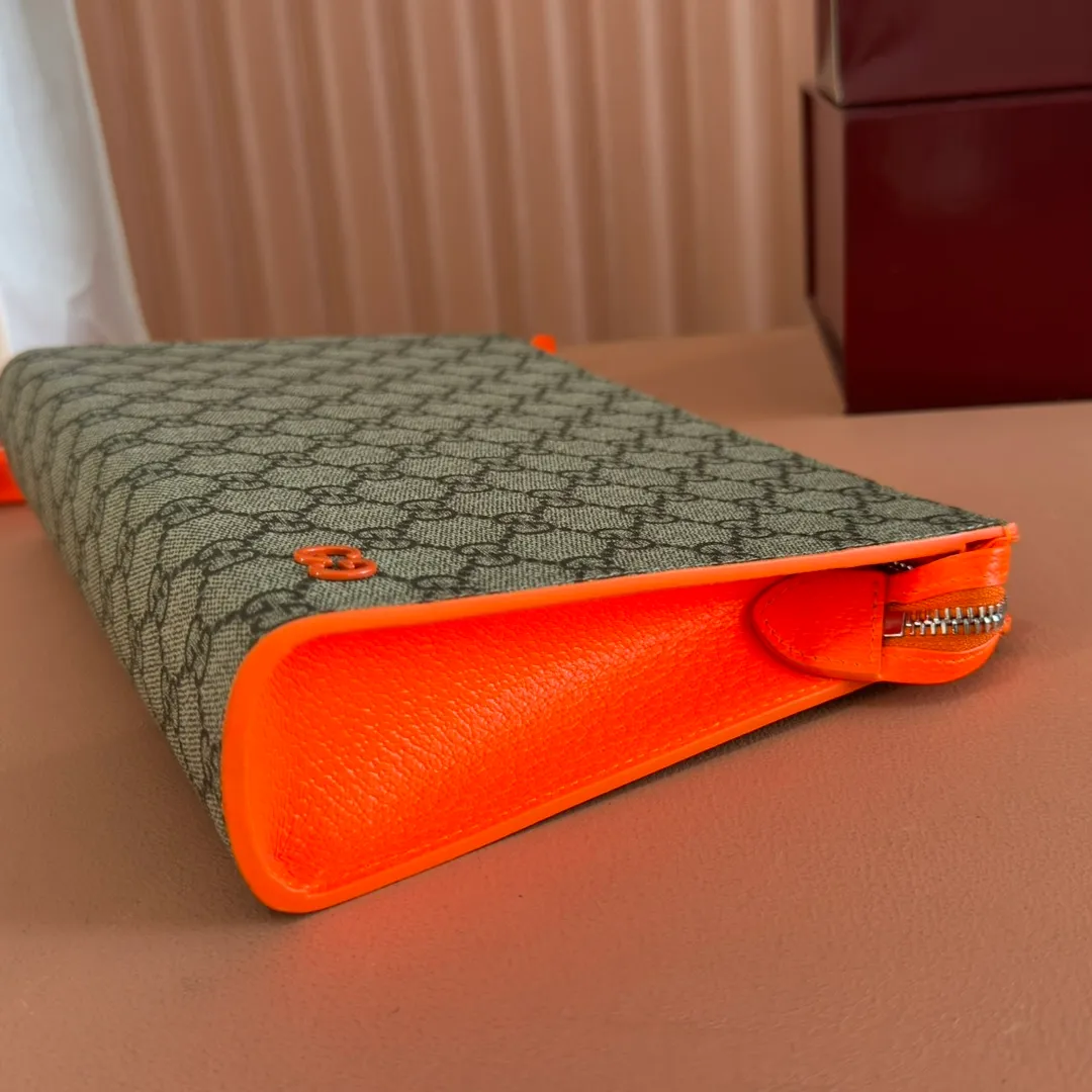 p720🔥🔥🔥【With full set of original green box packaging】Clutch bag with GG details. As the brand's iconic material, GG Supreme canvas has become the main fabric in Gucci's design universe. In the new series, it is reinterpreted through the Gucci aesthetic perspective. This clutch features an all-over monogram pattern. GG accessories add branding charm to the piece. Beige and ebony GG Supreme canvas, red leather trim, brass hardware with red ceramic effect finish, cotton and linen moire fabric lining, GG detail, interior: six card compartments, detachable wrist strap, zip closure. Model: 768255. Dimensions: 18 (length) x 26 (width) x 6cm (thickness) Color: Fluorescent Made in Italy Weight: approx. 0.387 kg