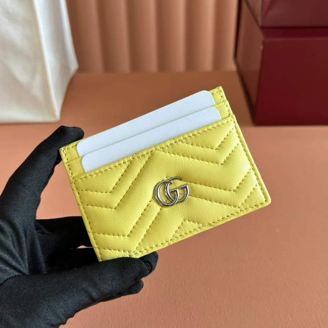 p280💋💋💋"With full set of original counter packaging" This GG Marmont series card holder is crafted from light blue V-shaped Matelassé cow leather. The bag has a crisp shape and is equipped with the iconic Double G accessories in silver tones. Light blue V-shaped Matelassé cow leather, silver-toned hardware, Double G, 4 card compartments, 1 open pocket. Model number: 443127. Dimensions: 10cm (width) x 7cm (height) Weight: approx. 65g