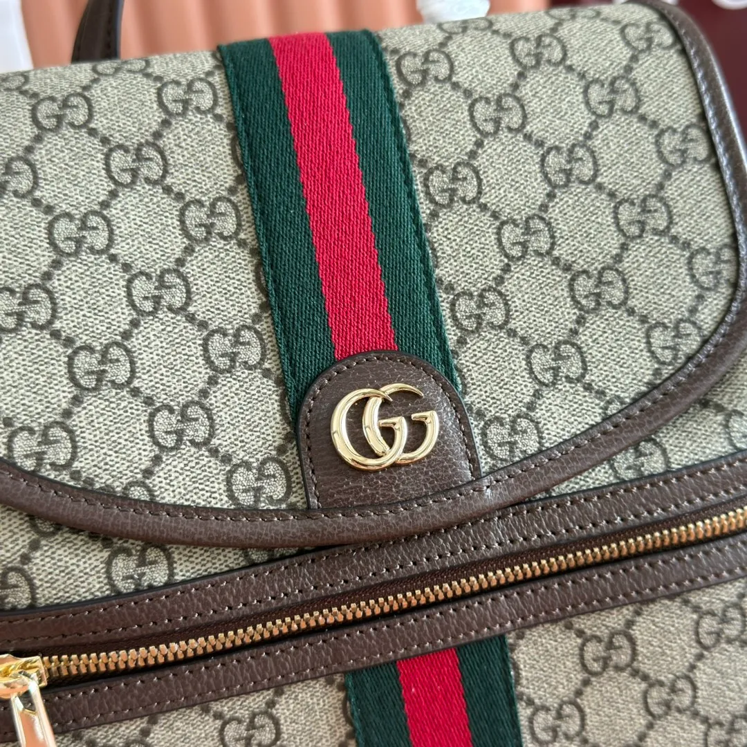 p1100. 💋💋💋 Comes with a complete set of original counter packaging [New Product] The Ophidia series dazzlingly presents novel silhouettes and functions. It is ingeniously interpreted in iconic beige and brown colors to create an innovative bag item with soft texture. Beige and dark brown coated fabric with GG monogram pattern Brown leather trim Gold-tone hardware Green cotton lining Double G Web strap External: zipped pocket Carry handle (6 cm high) Shoulder strap (36 cm high) Ref.: 836855. Dimensions: 28cm (width) x 30cm (height) x 18cm (depth) Weight: approx. 0.9kg Color: Brown/PVC. Made in Italy