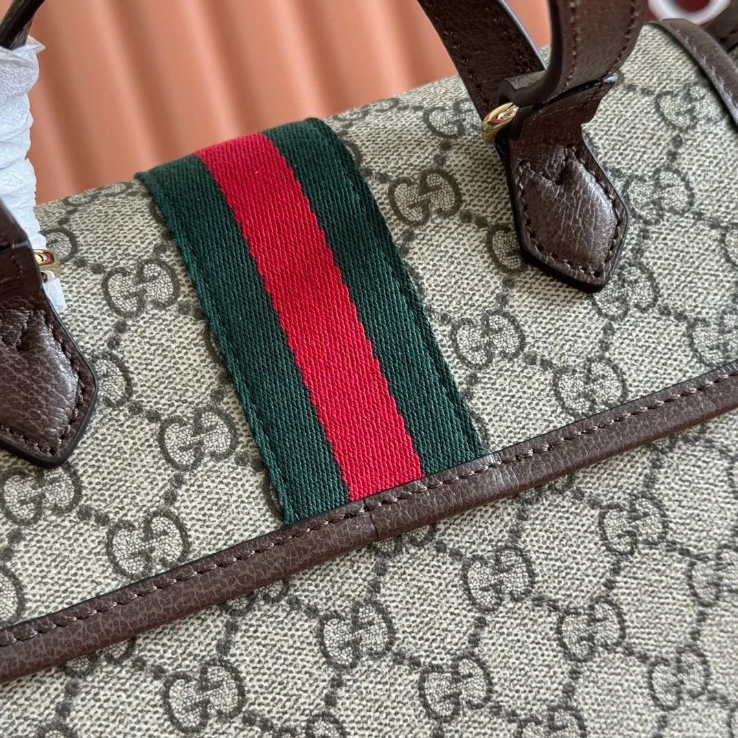 p1100. 💋💋💋 Comes with a complete set of original counter packaging [New Product] The Ophidia series dazzlingly presents novel silhouettes and functions. It is ingeniously interpreted in iconic beige and brown colors to create an innovative bag item with soft texture. Beige and dark brown coated fabric with GG monogram pattern Brown leather trim Gold-tone hardware Green cotton lining Double G Web strap External: zipped pocket Carry handle (6 cm high) Shoulder strap (36 cm high) Ref.: 836855. Dimensions: 28cm (width) x 30cm (height) x 18cm (depth) Weight: approx. 0.9kg Color: Brown/PVC. Made in Italy