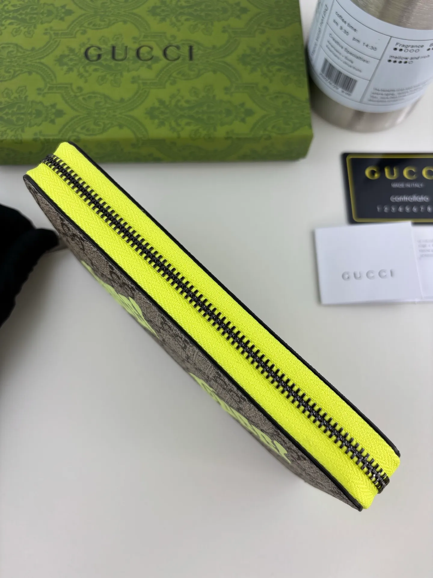 💰150 GUCCl This full-zip wallet is crafted from coated fabric with the classic GG monogram pattern, cleverly incorporating Gucci prints and contrasting leather piping, making the entire design fuller. 12 card compartments, 3 open bill pockets and one zip pocket Style number: 835324 Dimensions: 19cm x 10.5cm x 2.5cm Color: Green