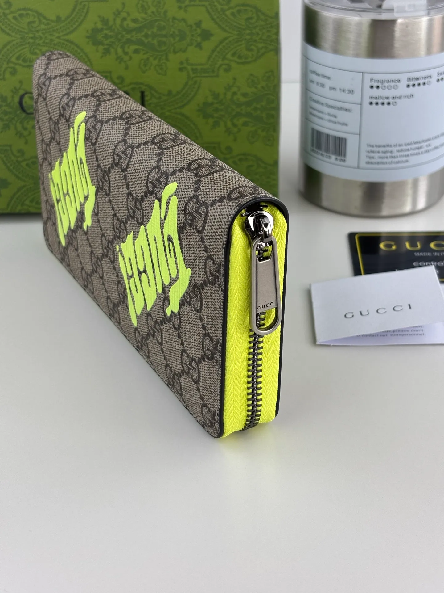 💰150 GUCCl This full-zip wallet is crafted from coated fabric with the classic GG monogram pattern, cleverly incorporating Gucci prints and contrasting leather piping, making the entire design fuller. 12 card compartments, 3 open bill pockets and one zip pocket Style number: 835324 Dimensions: 19cm x 10.5cm x 2.5cm Color: Green