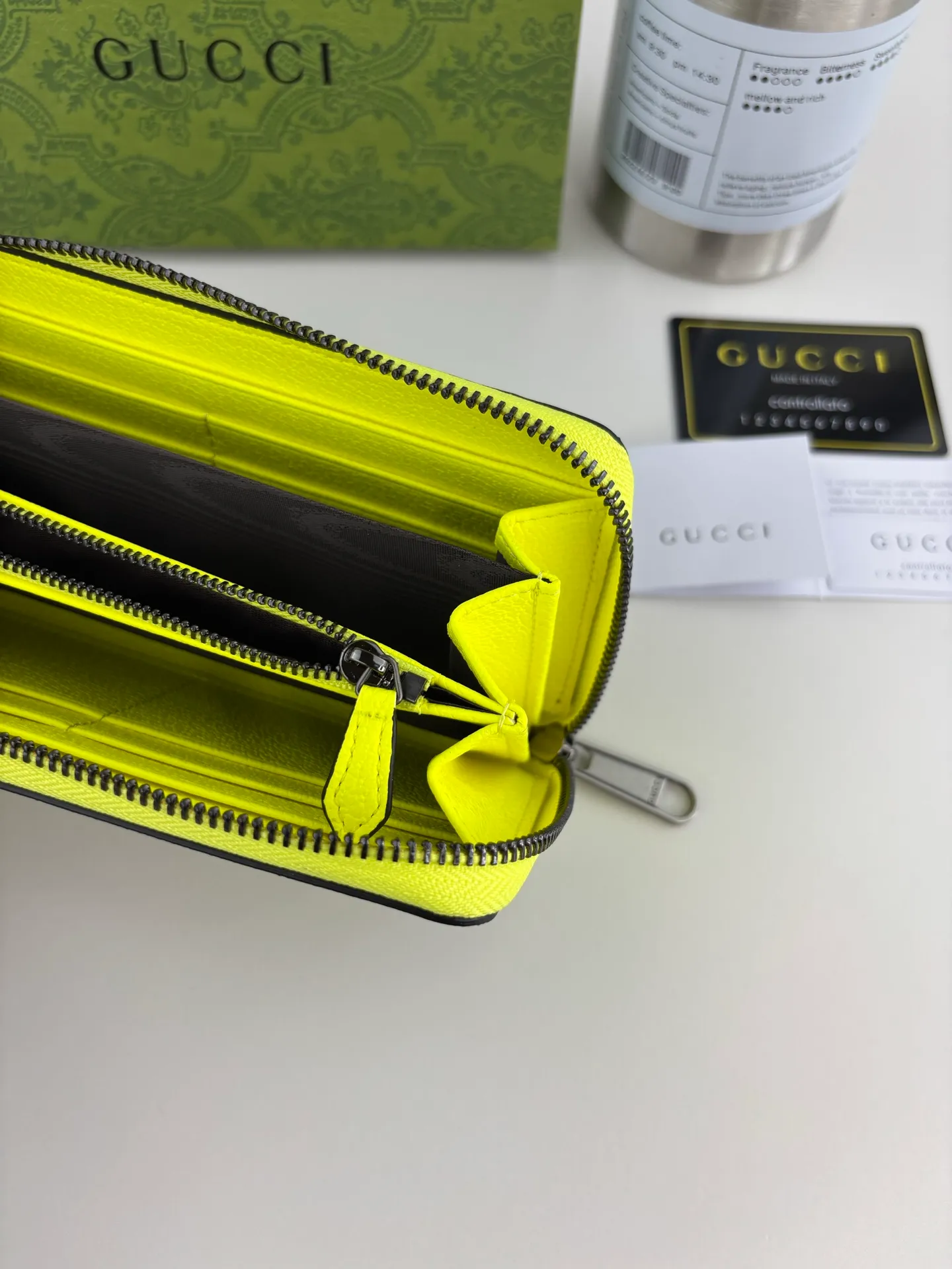💰150 GUCCl This full-zip wallet is crafted from coated fabric with the classic GG monogram pattern, cleverly incorporating Gucci prints and contrasting leather piping, making the entire design fuller. 12 card compartments, 3 open bill pockets and one zip pocket Style number: 835324 Dimensions: 19cm x 10.5cm x 2.5cm Color: Green