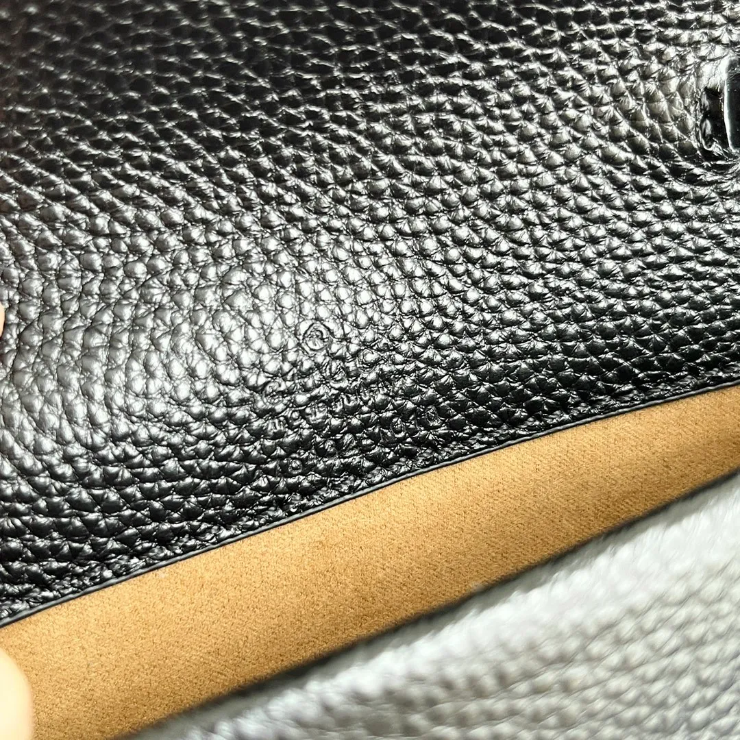 Actual shot #💰260 with box model: 476432 black leather size: 16.5x10x4.5cm 𝙂𝙪𝙘𝙘𝙞 𝘿𝙞𝙤𝙣𝙮𝙨𝙪𝙨 𝙈𝙞𝙣𝙞 16.5 Xiaogujia’s entry-level small bag is recommended. It’s not worth mentioning. It’s a classic model that can be said to be the symbol of Xiaogujia. The classic mini Dionysian buckle is paired with calfskin. This bag has a very high appearance rate. It is simply a tool for daily wear and is very popular on the street❗️