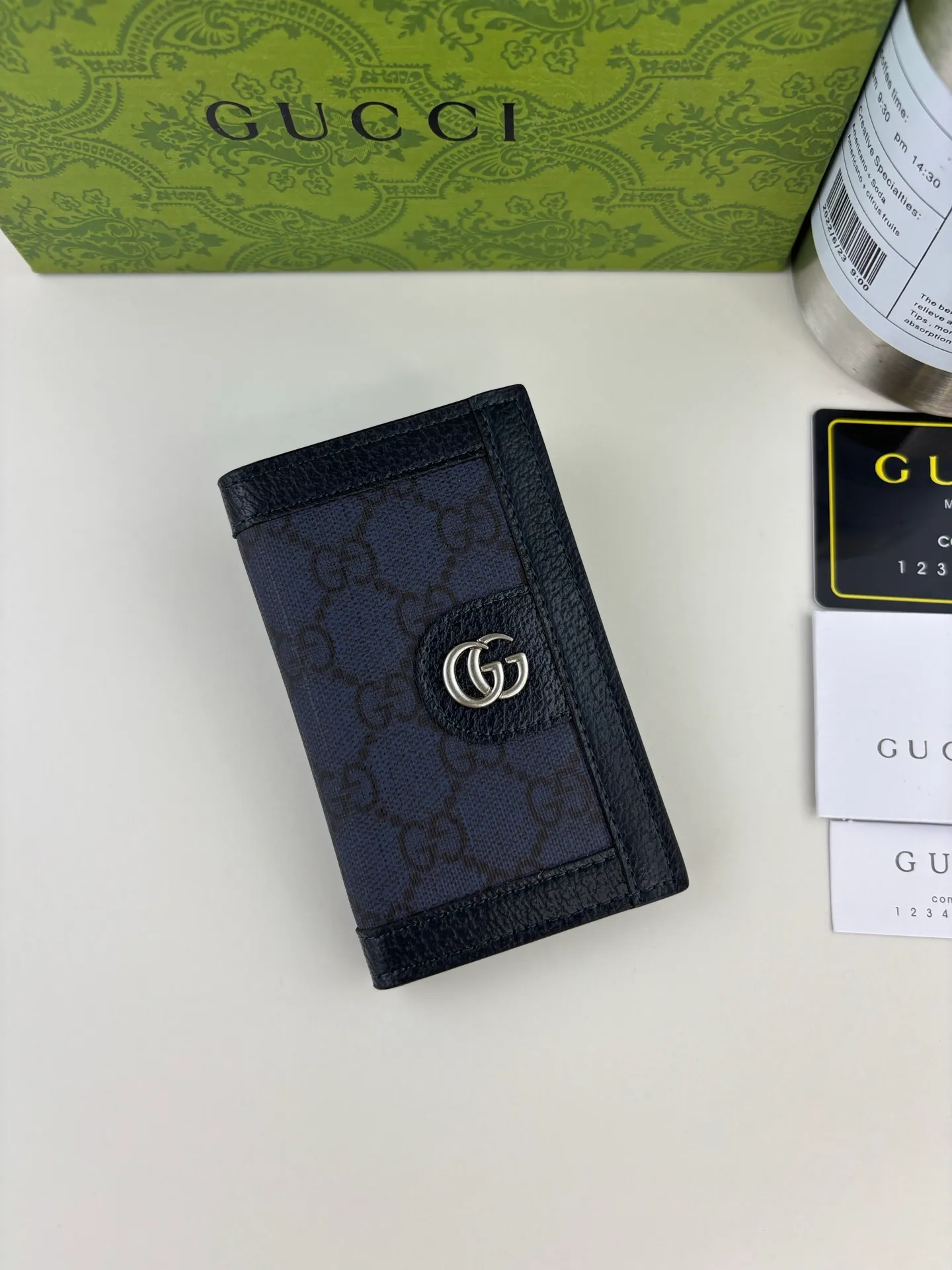 💰110 GUCCl Ophidia series short clip, the GG logo evolved from the Gucci diamond pattern that appeared in the 1930s, and has since become the traditional essence of Gucci. This new Ophidia series card holder uses this recognizable pattern on blue material. Double G hardware completes the look, in blue GG Supreme canvas with blue leather piping and palladium tone hardware, Double G. Style No.: 734943 Size: 7.5cm x 12cm Color: Blue