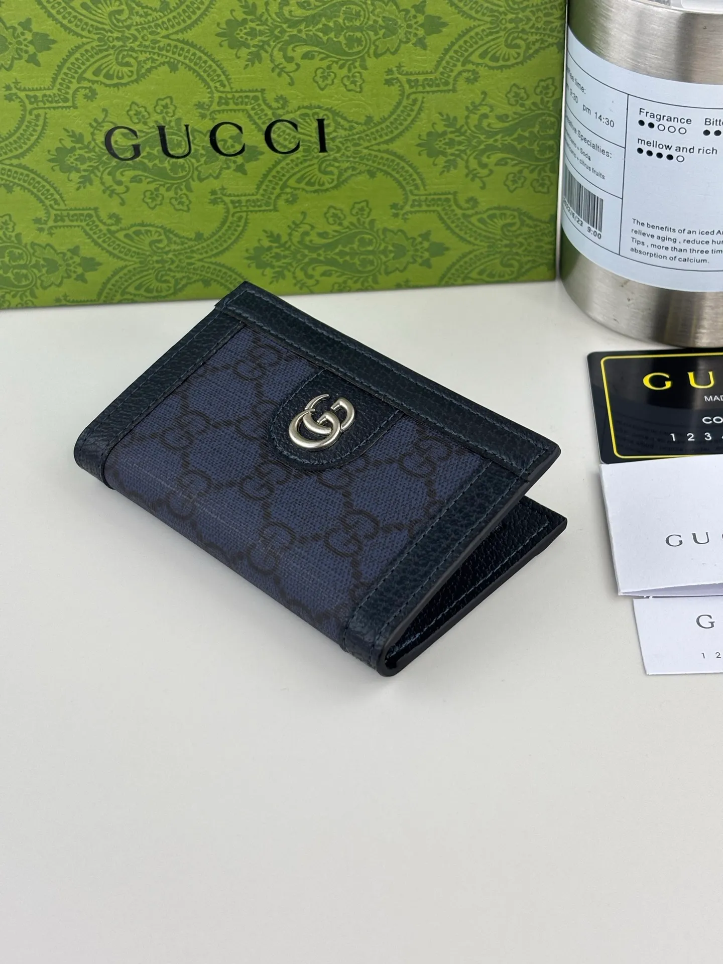 💰110 GUCCl Ophidia series short clip, the GG logo evolved from the Gucci diamond pattern that appeared in the 1930s, and has since become the traditional essence of Gucci. This new Ophidia series card holder uses this recognizable pattern on blue material. Double G hardware completes the look, in blue GG Supreme canvas with blue leather piping and palladium tone hardware, Double G. Style No.: 734943 Size: 7.5cm x 12cm Color: Blue