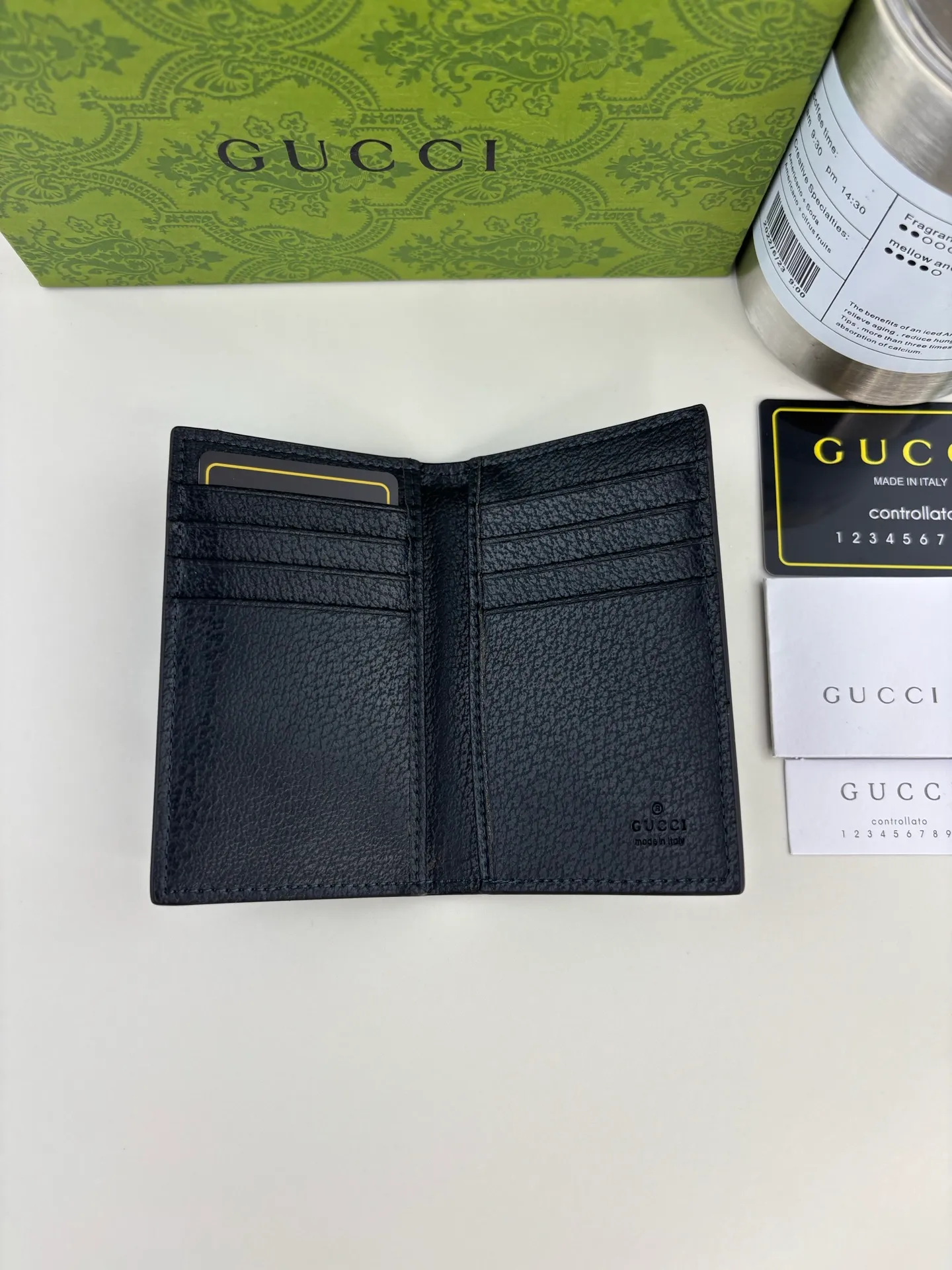 💰110 GUCCl Ophidia series short clip, the GG logo evolved from the Gucci diamond pattern that appeared in the 1930s, and has since become the traditional essence of Gucci. This new Ophidia series card holder uses this recognizable pattern on blue material. Double G hardware completes the look, in blue GG Supreme canvas with blue leather piping and palladium tone hardware, Double G. Style No.: 734943 Size: 7.5cm x 12cm Color: Blue