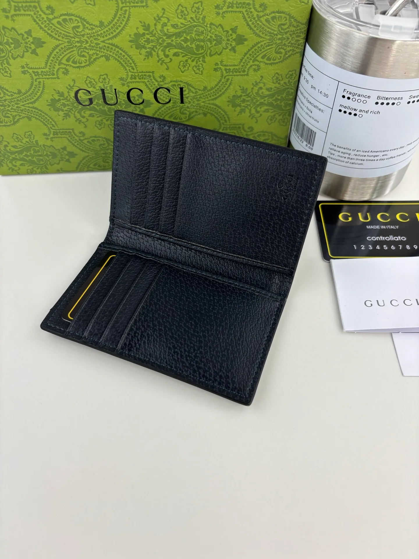 💰110 GUCCl Ophidia series short clip, the GG logo evolved from the Gucci diamond pattern that appeared in the 1930s, and has since become the traditional essence of Gucci. This new Ophidia series card holder uses this recognizable pattern on blue material. Double G hardware completes the look, in blue GG Supreme canvas with blue leather piping and palladium tone hardware, Double G. Style No.: 734943 Size: 7.5cm x 12cm Color: Blue
