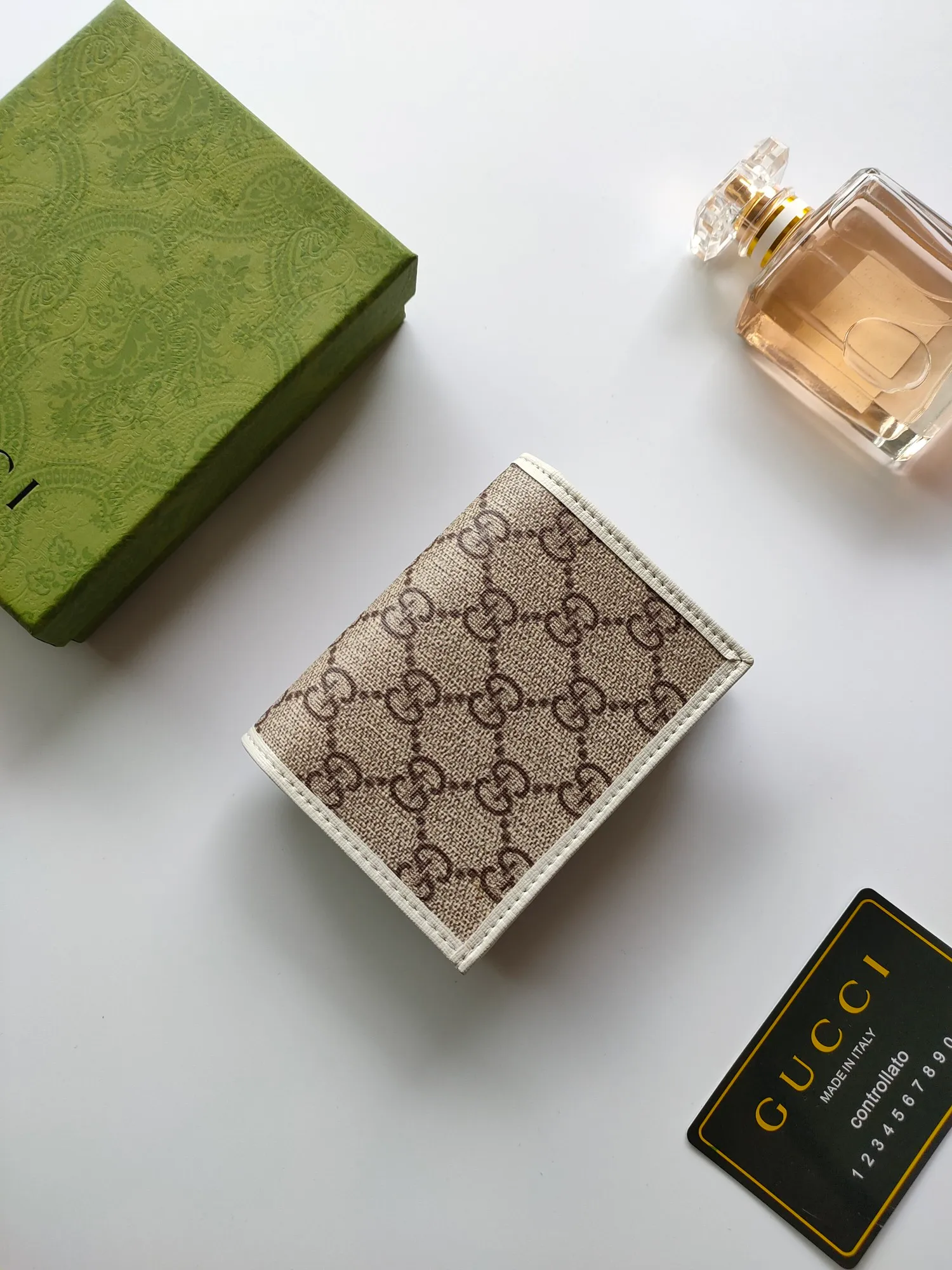 💰140💰🇭🇺 In the 2020 spring and summer series🐡🐡newly launched Gucci is made of GG Supreme high-end artificial canvas and brown leather 🐡🐡1955 Horsebit Card Holder This series adopts the same double ring and long strip design as the handbag 🐡🐡This detail is inspired by the brand’s equestrian origins 🐡🐡It is one of Gucci’s classic heritage🐡🐡It is also one of the brand’s most representative symbolic elements🐡🐡Model: 621887, size: width 11x height 8.5x side width 3cm