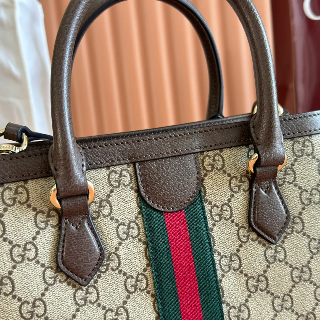 p1060💋💋💋 "With full set of original counter packaging" [New Product] The Ophidia series dazzlingly presents novel silhouettes and functions. It is ingeniously interpreted in iconic beige and brown colors to create a new bag item with soft texture. Beige and dark brown GG canvas Brown leather trim Light gold tone hardware Green cotton lining Interior: One open pocket, one middle compartment with zipped pocket Carry handles (8 cm high) Removable and adjustable leather shoulder strap (height: 47 cm to 52 cm; length: 100 cm to 111 cm) Ident.: 836840. Dimensions: 25.5cm (width) x 18cm (height) x 10.5cm (depth) Weight: approx. 0.7kg Color: Brown/PVC. Made in Italy
