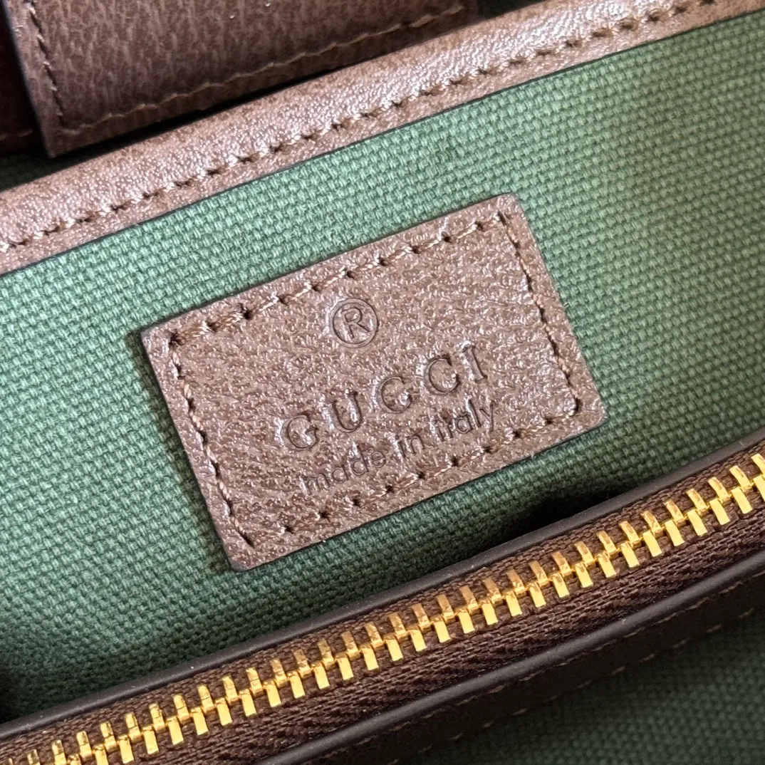 p1060💋💋💋 "With full set of original counter packaging" [New Product] The Ophidia series dazzlingly presents novel silhouettes and functions. It is ingeniously interpreted in iconic beige and brown colors to create a new bag item with soft texture. Beige and dark brown GG canvas Brown leather trim Light gold tone hardware Green cotton lining Interior: One open pocket, one middle compartment with zipped pocket Carry handles (8 cm high) Removable and adjustable leather shoulder strap (height: 47 cm to 52 cm; length: 100 cm to 111 cm) Ident.: 836840. Dimensions: 25.5cm (width) x 18cm (height) x 10.5cm (depth) Weight: approx. 0.7kg Color: Brown/PVC. Made in Italy