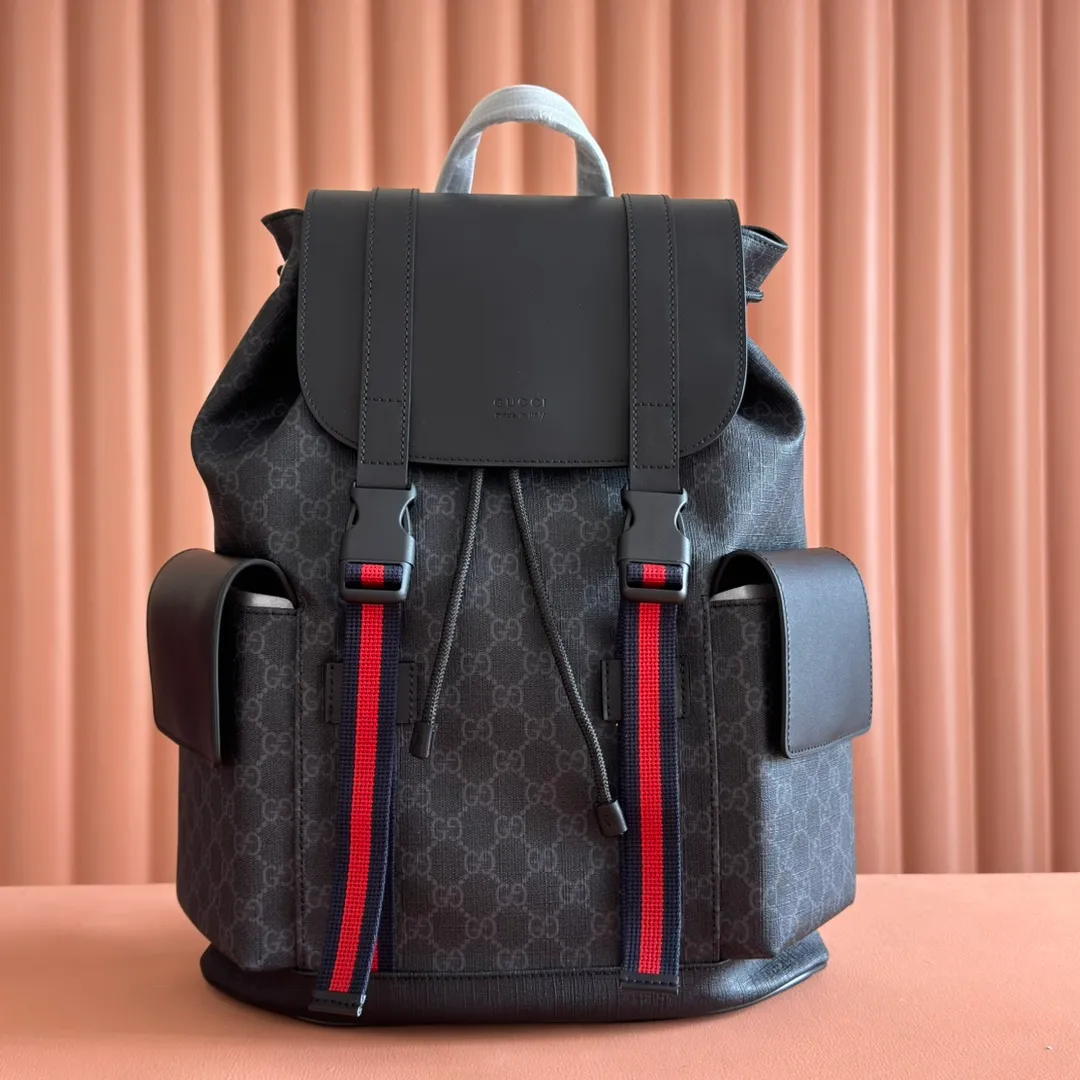 p1140. 📣📣📣 [Original leather with full counter packaging]🔥🔥Elaborately made of black and gray printed soft man-made canvas, cleverly matched with red and blue striped webbing and black leather piping details, adding charm, flip buckle with buckle strap, black mesh on the back, breathable and cool, nylon drawstring buckle opening, internal cotton and linen lining, extra large space to meet different travel needs. Model: 495563 Size: 34*42*16cm.