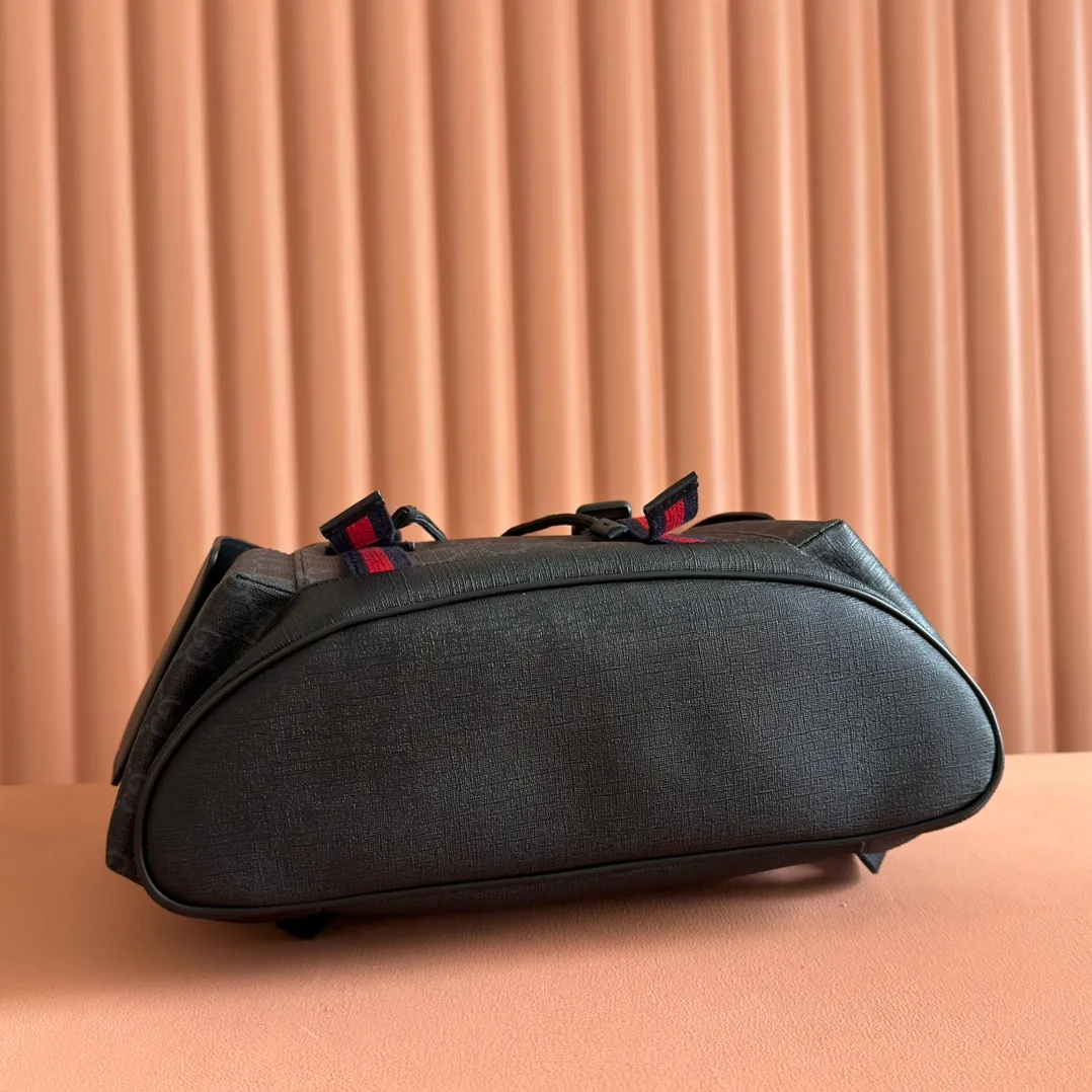 p1140. 📣📣📣 [Original leather with full counter packaging]🔥🔥Elaborately made of black and gray printed soft man-made canvas, cleverly matched with red and blue striped webbing and black leather piping details, adding charm, flip buckle with buckle strap, black mesh on the back, breathable and cool, nylon drawstring buckle opening, internal cotton and linen lining, extra large space to meet different travel needs. Model: 495563 Size: 34*42*16cm.