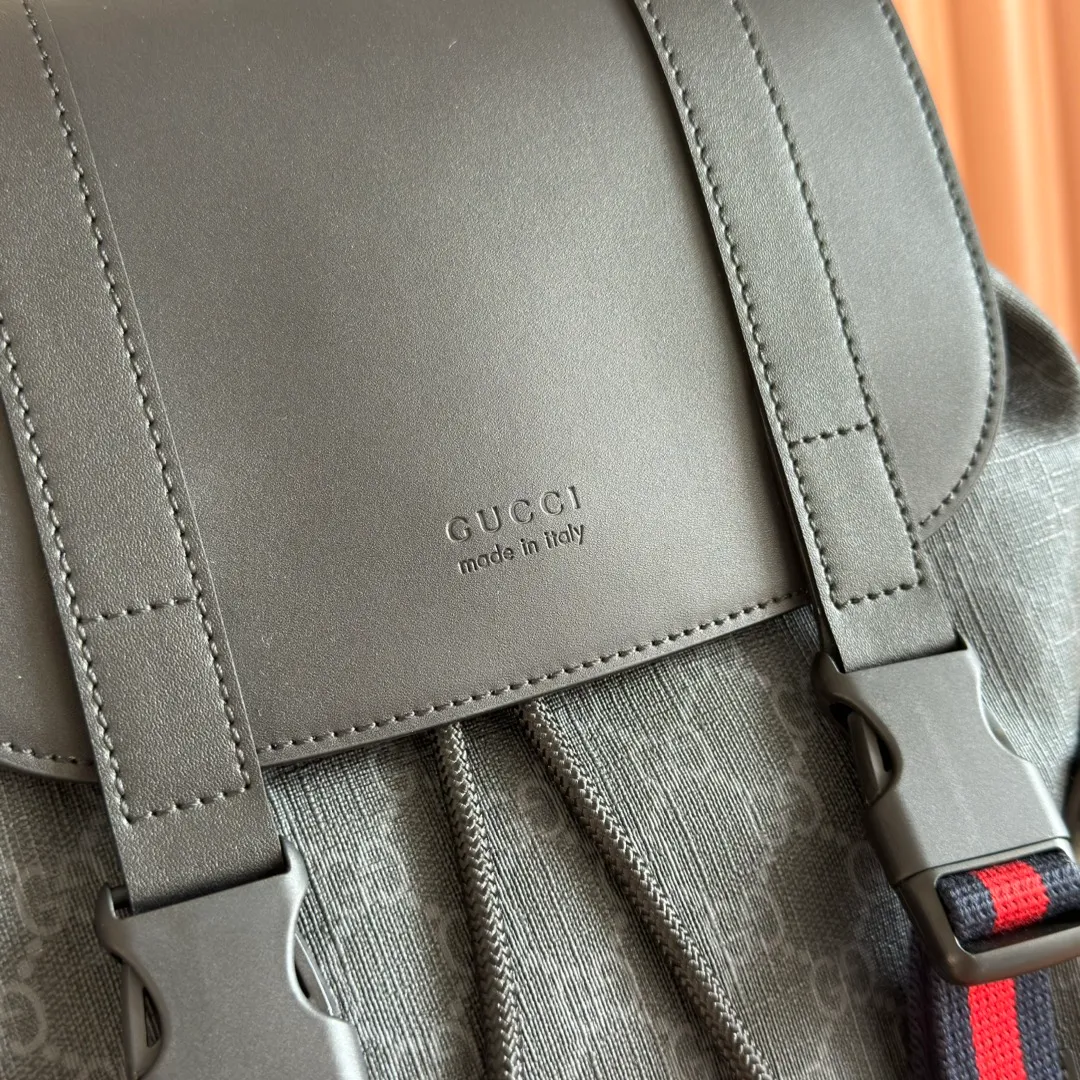 p1140. 📣📣📣 [Original leather with full counter packaging]🔥🔥Elaborately made of black and gray printed soft man-made canvas, cleverly matched with red and blue striped webbing and black leather piping details, adding charm, flip buckle with buckle strap, black mesh on the back, breathable and cool, nylon drawstring buckle opening, internal cotton and linen lining, extra large space to meet different travel needs. Model: 495563 Size: 34*42*16cm.