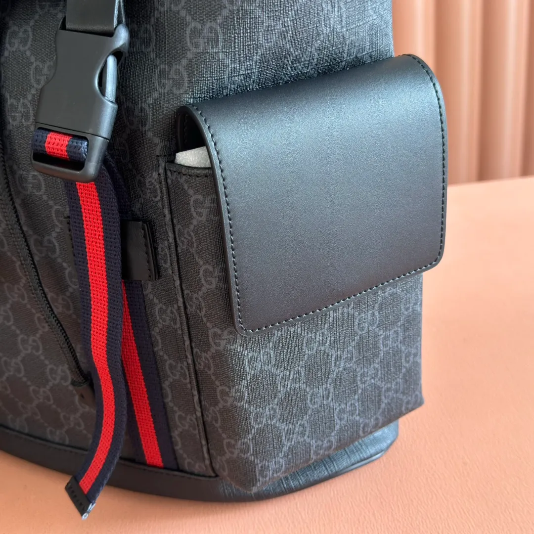 p1140. 📣📣📣 [Original leather with full counter packaging]🔥🔥Elaborately made of black and gray printed soft man-made canvas, cleverly matched with red and blue striped webbing and black leather piping details, adding charm, flip buckle with buckle strap, black mesh on the back, breathable and cool, nylon drawstring buckle opening, internal cotton and linen lining, extra large space to meet different travel needs. Model: 495563 Size: 34*42*16cm.