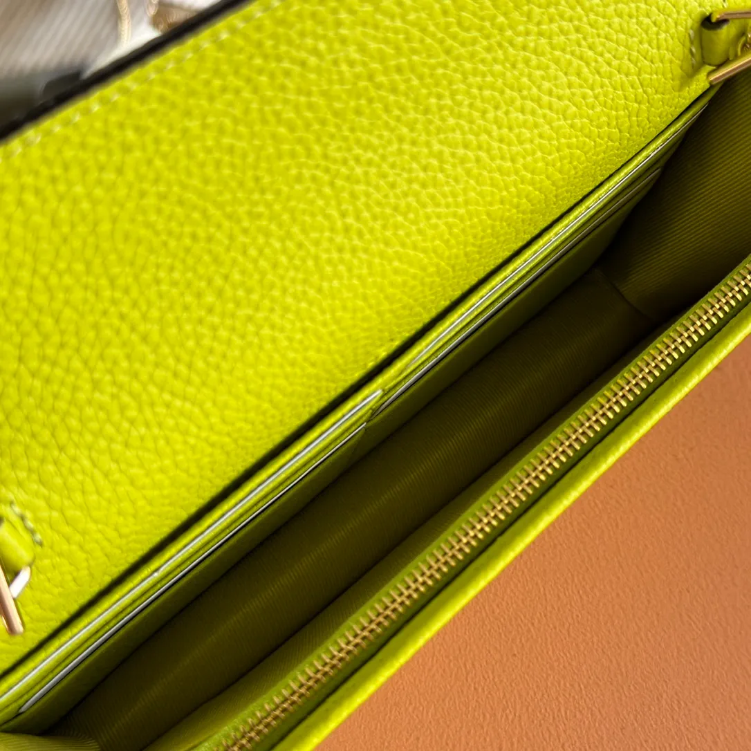 p700💋💋💋"With full set of original counter packaging" [New product] This GG Marmont series chain wallet is made of Gucci bright green leather, with beige and dark brown GG Supreme materials. The iconic Double G accessories are vividly embellished on the structured body. Featuring a detachable chain strap, this accessory is a versatile style that can be worn from day to night. Although the shape is small and exquisite, it is not inferior in practicality. The internal space is well organized and can store cards and other necessities. Gucci bright green leather with beige and dark brown GG Supreme material Light gold-tone hardware Gucci bright green taffeta lining Double G Interior: 6 card compartments, 1 flat pocket, 1 zipped gusset pocket and 1 open compartment Mirror Detachable chain shoulder strap (60 cm high) Snap-button closure Weight: approx. 0.4 kg Ident number: 497985. Dimensions: 20cm (width) x 12.5cm (height) x 4cm (depth) Color: brown/bright green. Made in Italy
