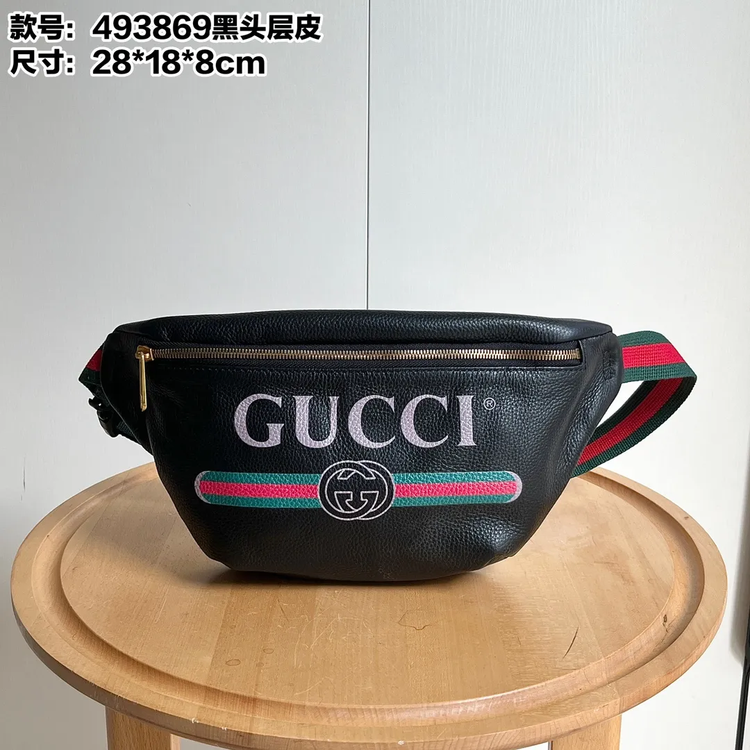 Actual shot #💰280 First layer Model: 493869 Size: 28*18*8cm Gucci Cruise 18 is a series of waist bags in cooperation with Spanish artist coco capitan. The leather is soft! The capacity is very 🉑