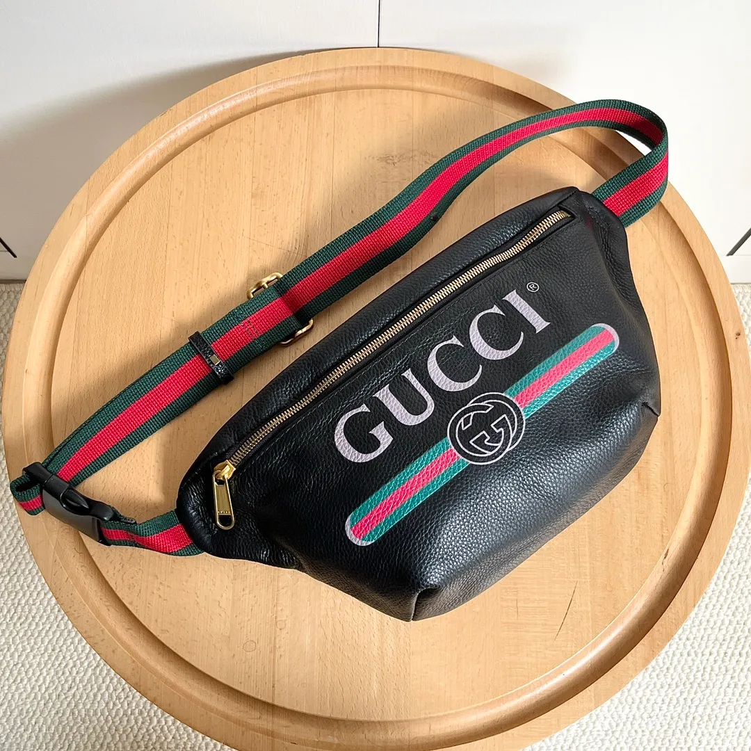 Actual shot #💰280 First layer Model: 493869 Size: 28*18*8cm Gucci Cruise 18 is a series of waist bags in cooperation with Spanish artist coco capitan. The leather is soft! The capacity is very 🉑