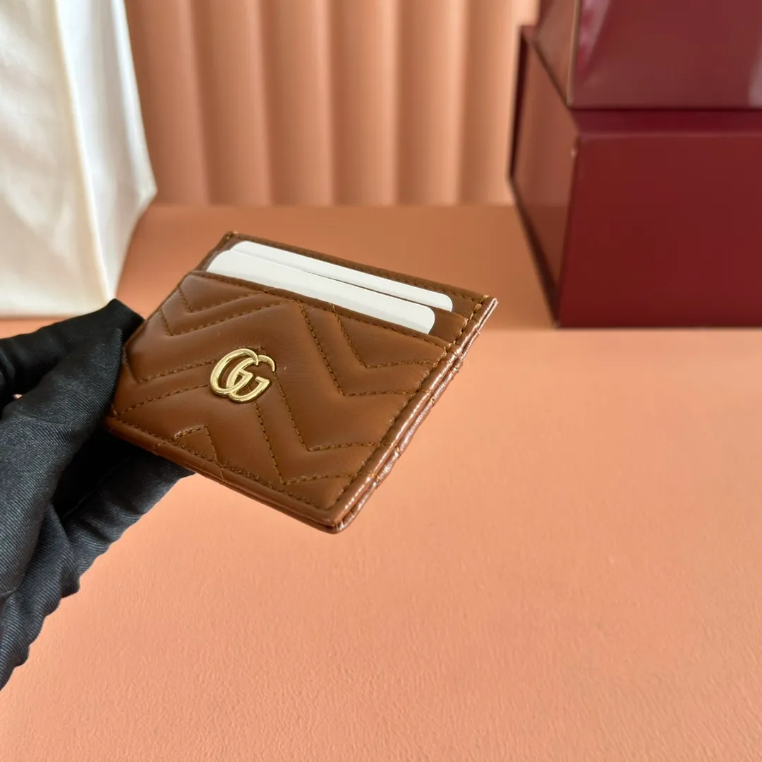 p280💋💋💋"With full set of original counter packaging" This GG Marmont series card holder is crafted from light blue V-shaped Matelassé cow leather. The bag has a crisp shape and is equipped with the iconic Double G accessories in silver tones. Light blue V-shaped Matelassé cow leather, silver-toned hardware, Double G, 4 card compartments, 1 open pocket. Model number: 443127. Dimensions: 10cm (width) x 7cm (height) Weight: approx. 65g