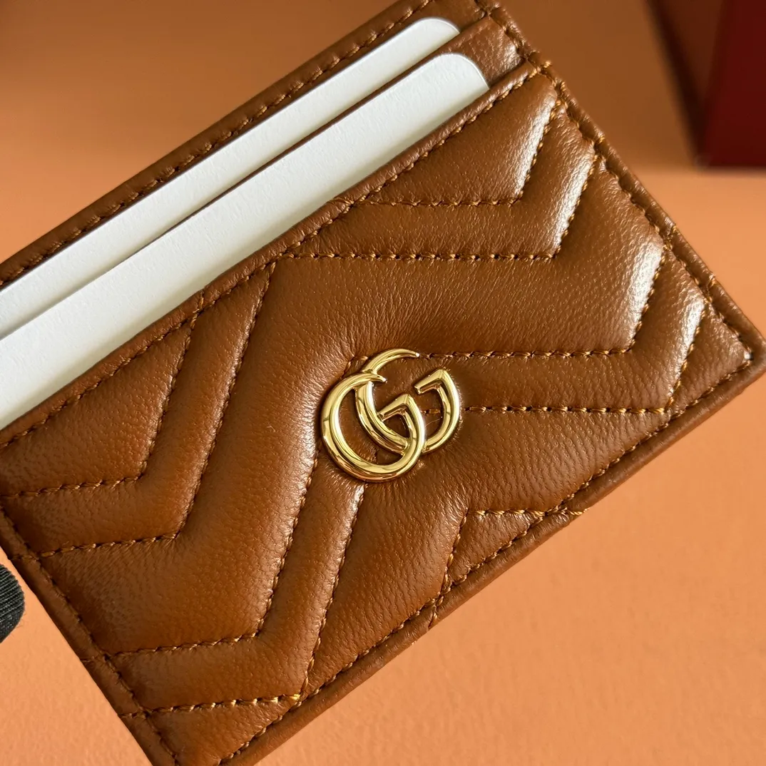 p280💋💋💋"With full set of original counter packaging" This GG Marmont series card holder is crafted from light blue V-shaped Matelassé cow leather. The bag has a crisp shape and is equipped with the iconic Double G accessories in silver tones. Light blue V-shaped Matelassé cow leather, silver-toned hardware, Double G, 4 card compartments, 1 open pocket. Model number: 443127. Dimensions: 10cm (width) x 7cm (height) Weight: approx. 65g