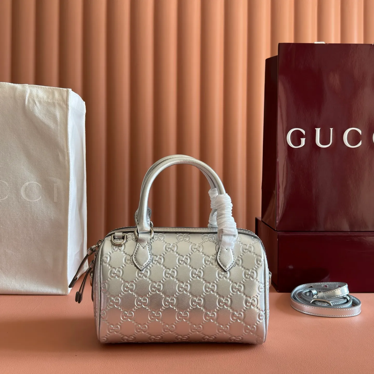 p1300💋💋💋[Original configuration and full counter packaging]🔥GG Emblem series reinterprets the brand's enduring elegance and exquisite craftsmanship. It uses metallic styles to creatively interpret the iconic GG pattern, and is paired with metallic leather piping to complete the overall design. Light beige and silver metallic laminated effect GG monogram coated fabric Silver metallic leather trim Silver-toned hardware Light gray cotton and linen lining Interior: Open pocket Handles: 10.5 cm high Adjustable leather shoulder strap: Height: 47 cm - 53 cm; Length: 112 cm - 127 cm Zip closure Ident: 848889. Dimensions: 20.5cm (W) x 14cm (H) x 11.5cm (D) Weight: Approx. 0.45kg Color: Apricot Silver. Made in Italy