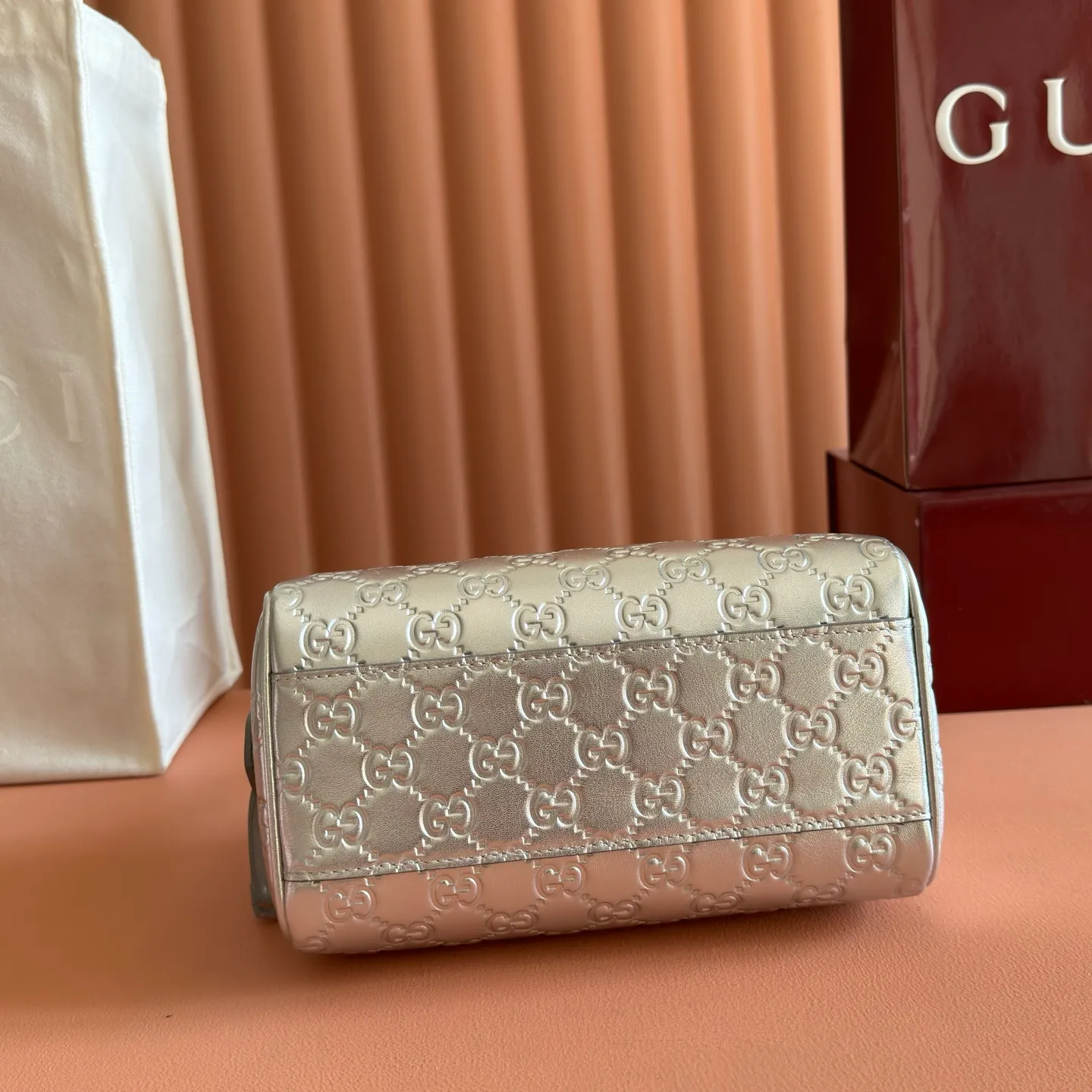 p1300💋💋💋[Original configuration and full counter packaging]🔥GG Emblem series reinterprets the brand's enduring elegance and exquisite craftsmanship. It uses metallic styles to creatively interpret the iconic GG pattern, and is paired with metallic leather piping to complete the overall design. Light beige and silver metallic laminated effect GG monogram coated fabric Silver metallic leather trim Silver-toned hardware Light gray cotton and linen lining Interior: Open pocket Handles: 10.5 cm high Adjustable leather shoulder strap: Height: 47 cm - 53 cm; Length: 112 cm - 127 cm Zip closure Ident: 848889. Dimensions: 20.5cm (W) x 14cm (H) x 11.5cm (D) Weight: Approx. 0.45kg Color: Apricot Silver. Made in Italy