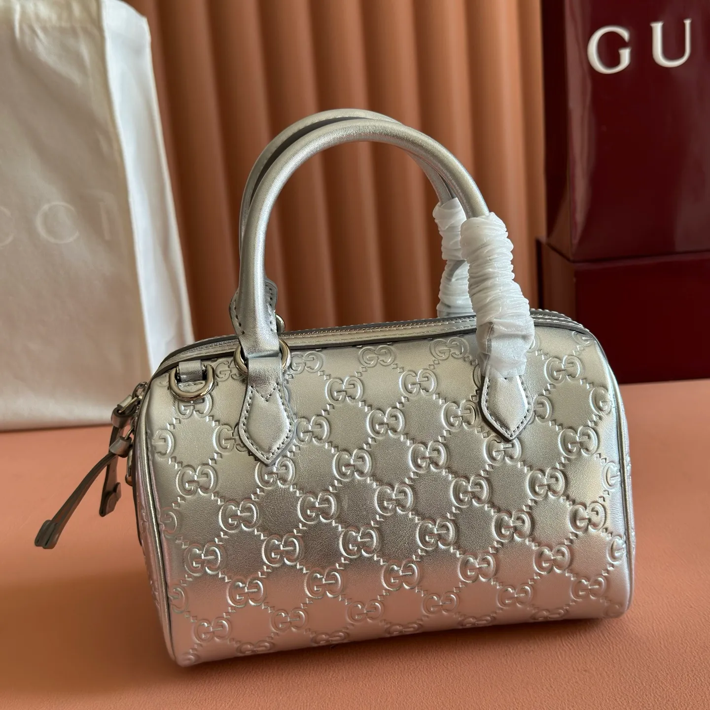 p1300💋💋💋[Original configuration and full counter packaging]🔥GG Emblem series reinterprets the brand's enduring elegance and exquisite craftsmanship. It uses metallic styles to creatively interpret the iconic GG pattern, and is paired with metallic leather piping to complete the overall design. Light beige and silver metallic laminated effect GG monogram coated fabric Silver metallic leather trim Silver-toned hardware Light gray cotton and linen lining Interior: Open pocket Handles: 10.5 cm high Adjustable leather shoulder strap: Height: 47 cm - 53 cm; Length: 112 cm - 127 cm Zip closure Ident: 848889. Dimensions: 20.5cm (W) x 14cm (H) x 11.5cm (D) Weight: Approx. 0.45kg Color: Apricot Silver. Made in Italy