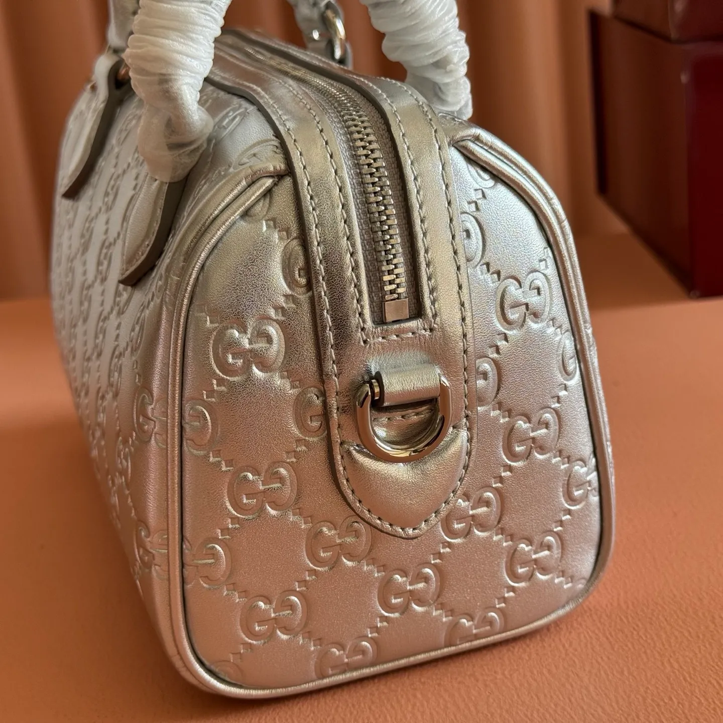 p1300💋💋💋[Original configuration and full counter packaging]🔥GG Emblem series reinterprets the brand's enduring elegance and exquisite craftsmanship. It uses metallic styles to creatively interpret the iconic GG pattern, and is paired with metallic leather piping to complete the overall design. Light beige and silver metallic laminated effect GG monogram coated fabric Silver metallic leather trim Silver-toned hardware Light gray cotton and linen lining Interior: Open pocket Handles: 10.5 cm high Adjustable leather shoulder strap: Height: 47 cm - 53 cm; Length: 112 cm - 127 cm Zip closure Ident: 848889. Dimensions: 20.5cm (W) x 14cm (H) x 11.5cm (D) Weight: Approx. 0.45kg Color: Apricot Silver. Made in Italy