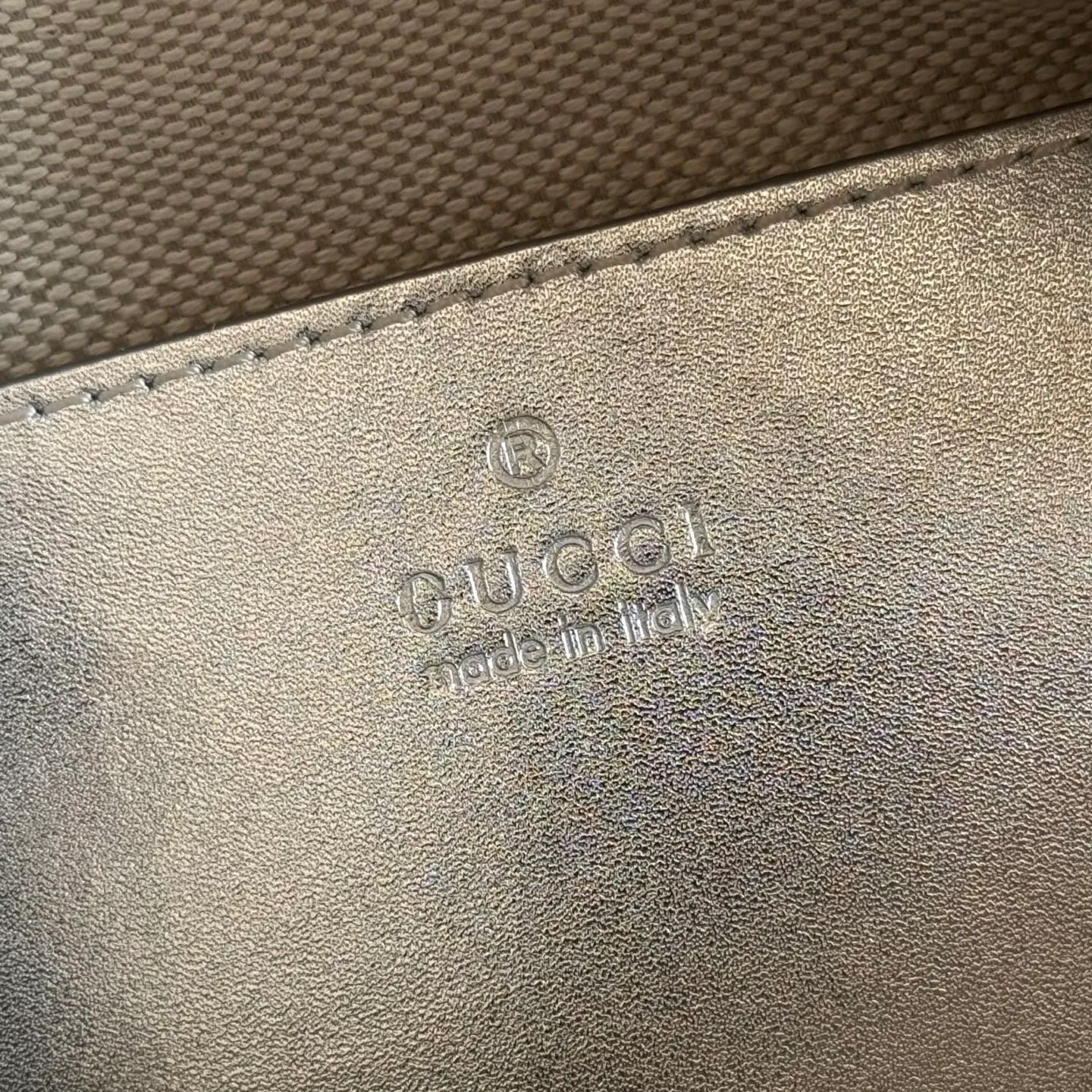 p1300💋💋💋[Original configuration and full counter packaging]🔥GG Emblem series reinterprets the brand's enduring elegance and exquisite craftsmanship. It uses metallic styles to creatively interpret the iconic GG pattern, and is paired with metallic leather piping to complete the overall design. Light beige and silver metallic laminated effect GG monogram coated fabric Silver metallic leather trim Silver-toned hardware Light gray cotton and linen lining Interior: Open pocket Handles: 10.5 cm high Adjustable leather shoulder strap: Height: 47 cm - 53 cm; Length: 112 cm - 127 cm Zip closure Ident: 848889. Dimensions: 20.5cm (W) x 14cm (H) x 11.5cm (D) Weight: Approx. 0.45kg Color: Apricot Silver. Made in Italy