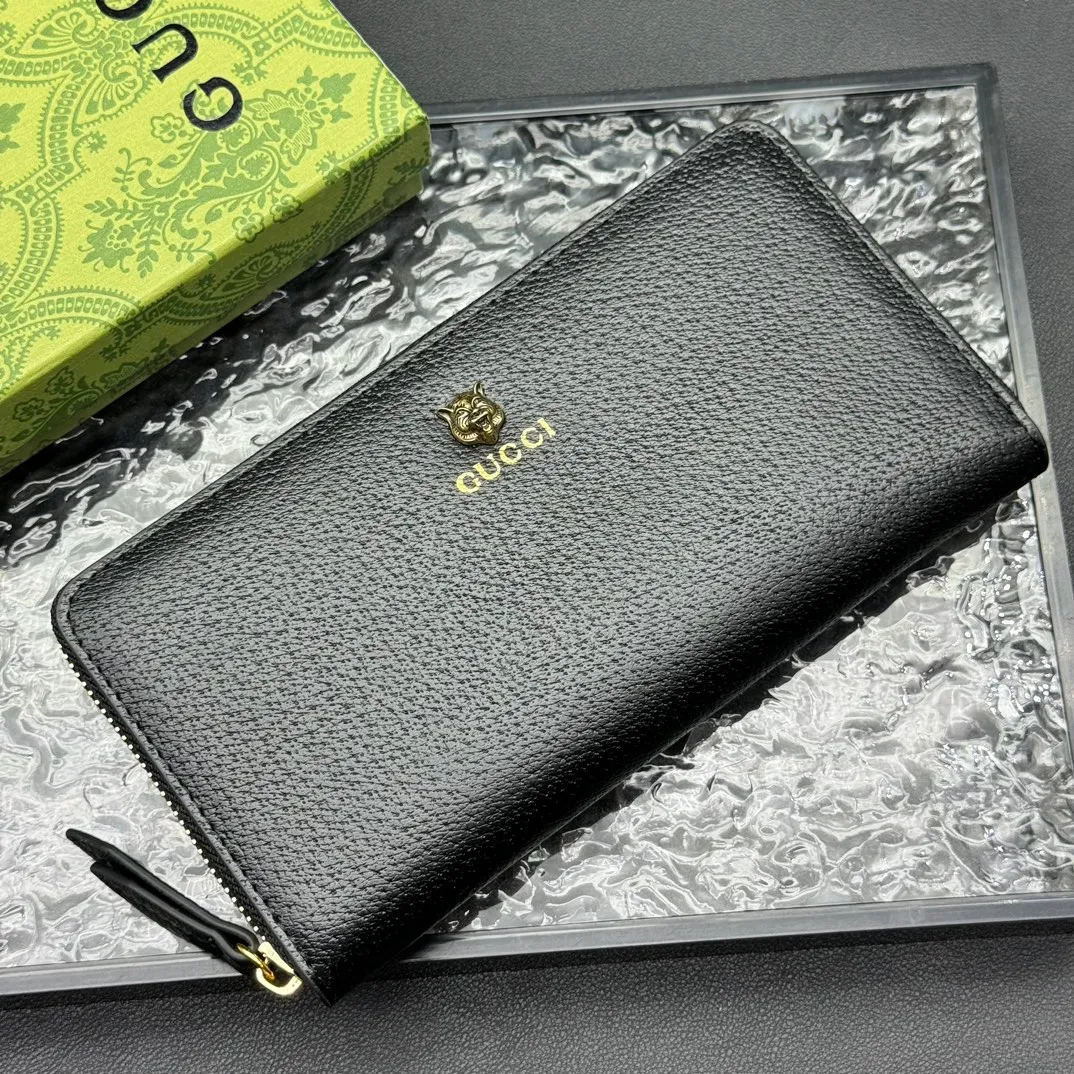 💰150 💎Top original version 🇮🇹New single pull, synchronized with counters. It is eye-catchingly decorated with Gucci's iconic metal accessories. Made of hot-pressed calfskin to obtain the wild boar skin effect and create a textured appearance. The oil edges are made of thinner water-oil for fine workmanship. Model number: 523667, color: pig grain leather, size: 19*10*2.5🎬