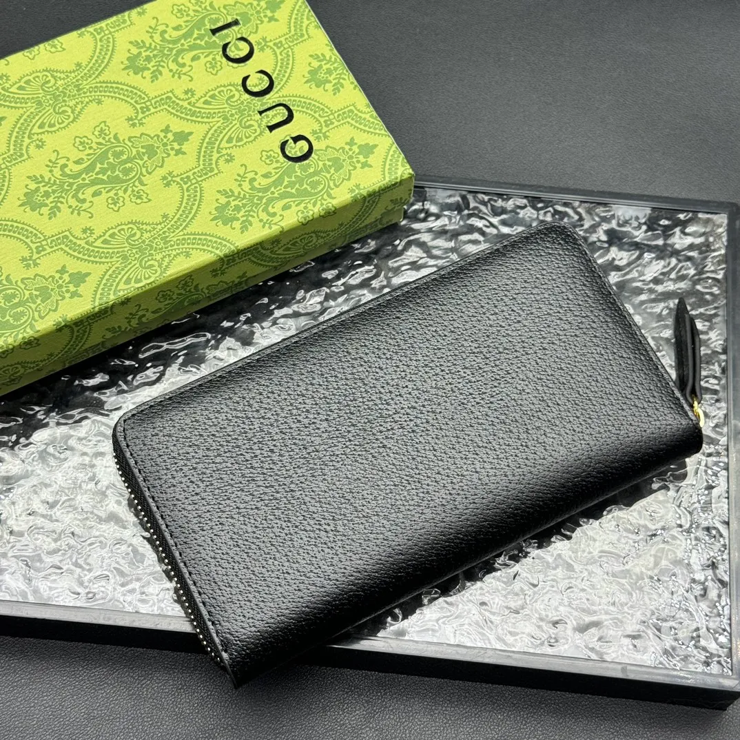 💰150 💎Top original version 🇮🇹New single pull, synchronized with counters. It is eye-catchingly decorated with Gucci's iconic metal accessories. Made of hot-pressed calfskin to obtain the wild boar skin effect and create a textured appearance. The oil edges are made of thinner water-oil for fine workmanship. Model number: 523667, color: pig grain leather, size: 19*10*2.5🎬