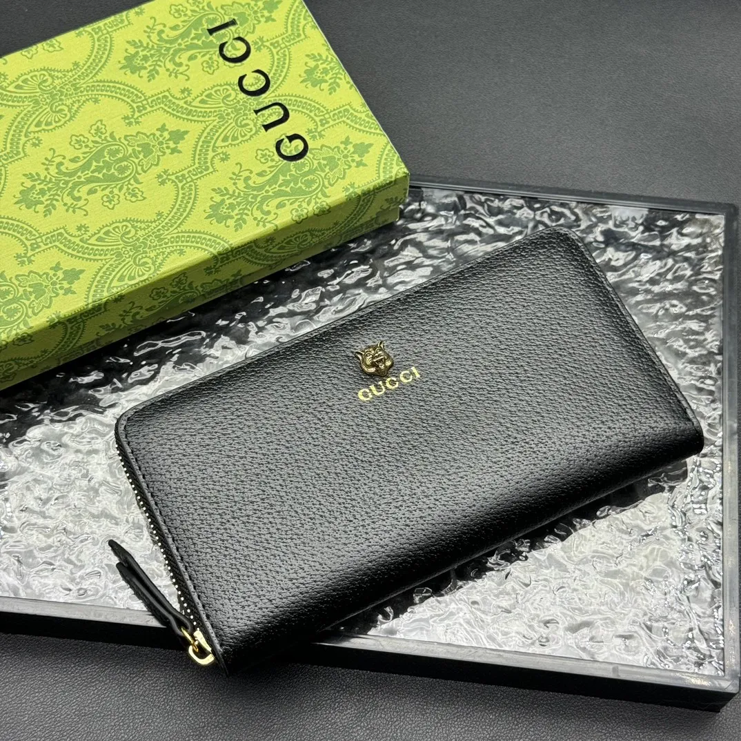 💰150 💎Top original version 🇮🇹New single pull, synchronized with counters. It is eye-catchingly decorated with Gucci's iconic metal accessories. Made of hot-pressed calfskin to obtain the wild boar skin effect and create a textured appearance. The oil edges are made of thinner water-oil for fine workmanship. Model number: 523667, color: pig grain leather, size: 19*10*2.5🎬