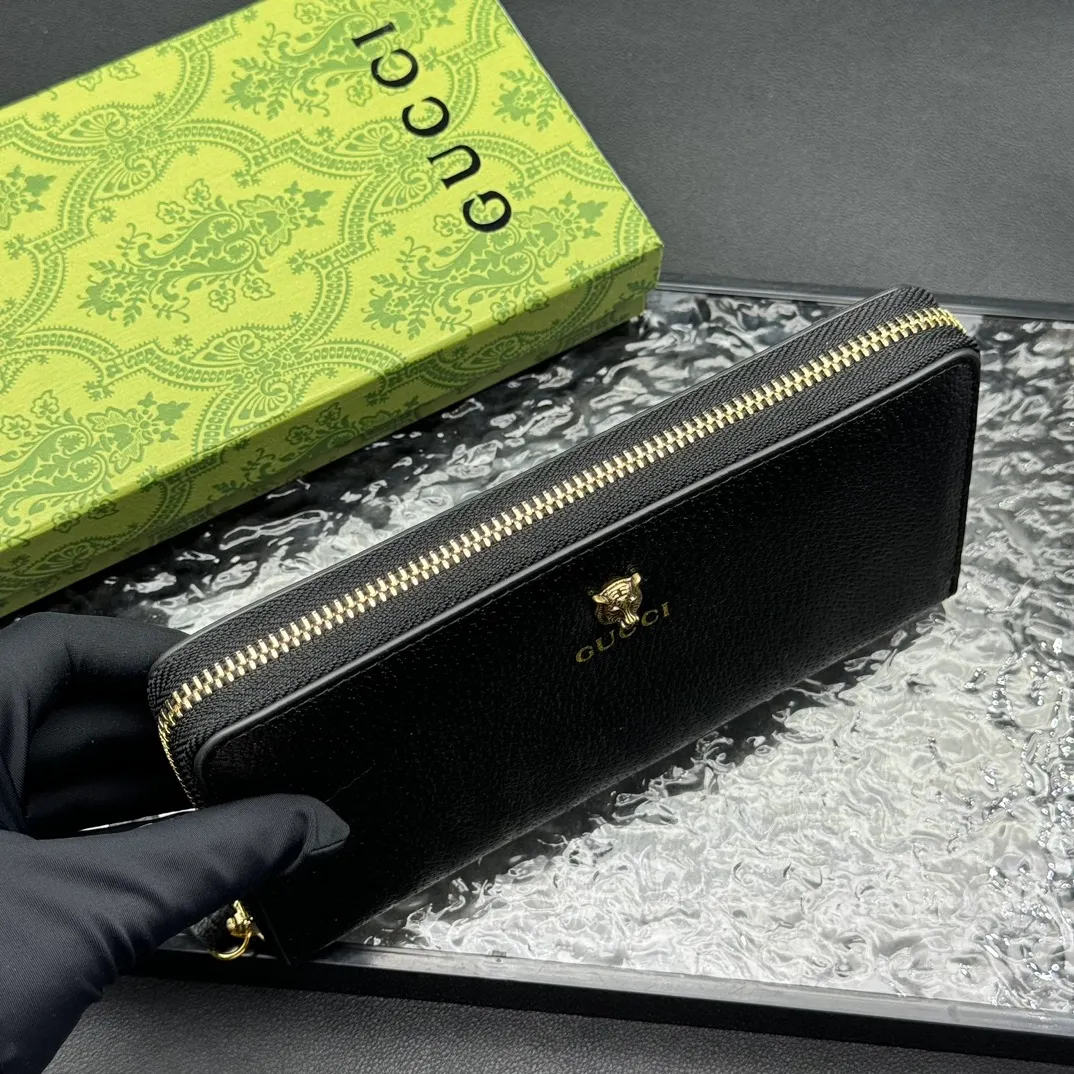 💰150 💎Top original version 🇮🇹New single pull, synchronized with counters. It is eye-catchingly decorated with Gucci's iconic metal accessories. Made of hot-pressed calfskin to obtain the wild boar skin effect and create a textured appearance. The oil edges are made of thinner water-oil for fine workmanship. Model number: 523667, color: pig grain leather, size: 19*10*2.5🎬