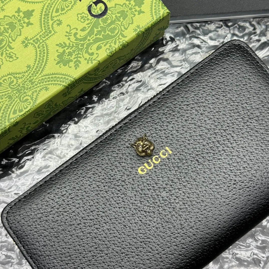 💰150 💎Top original version 🇮🇹New single pull, synchronized with counters. It is eye-catchingly decorated with Gucci's iconic metal accessories. Made of hot-pressed calfskin to obtain the wild boar skin effect and create a textured appearance. The oil edges are made of thinner water-oil for fine workmanship. Model number: 523667, color: pig grain leather, size: 19*10*2.5🎬