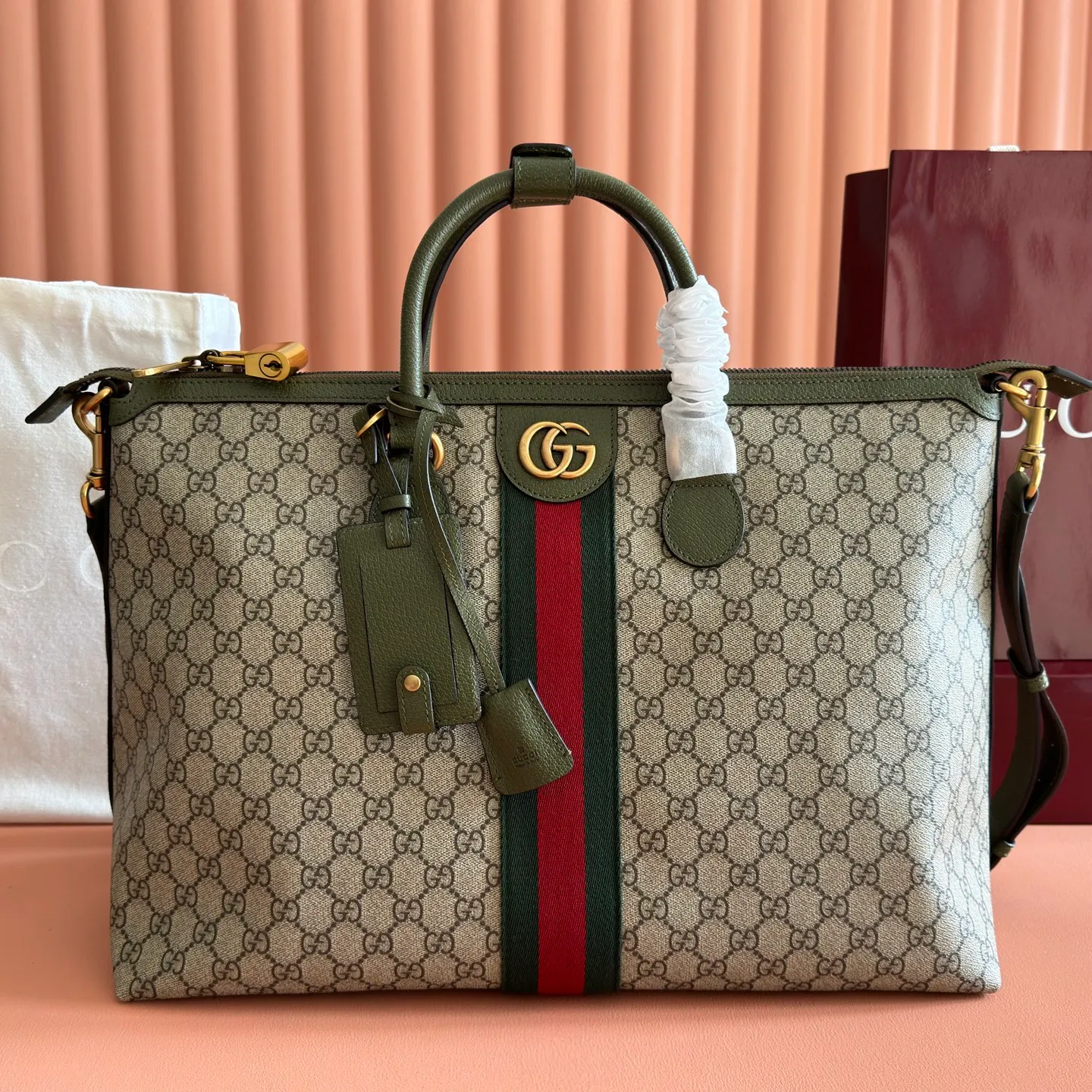 p1480. 💋💋💋"With full set of original gift bag packaging" [New Product] The Gucci Savoy series is an ingenious combination of beige and dark brown colors, with classic silhouettes and soft-touch fabrics. This travel bag is made of coated fabric with a GG monogram pattern and is intricately embellished with the Double G logo and webbing details. Beige and dark brown GG monogram coated fabric Dark brown leather piping Brass-toned hardware Green linen-cotton blend lining Double G Web detail Interior: One zip pocket External: One removable bellman ID tag, one lock, one keychain Handle height: 9 cm Removable and adjustable leather shoulder strap (height adjustable from 121.5 cm to 136.5 cm) Zip closure Ident No.: 834469. Dimensions: 48cm (width) x 28cm (height) x 18cm (depth) Weight: approx. 1.6kg Color: green-brown/PVC. Made in Italy
