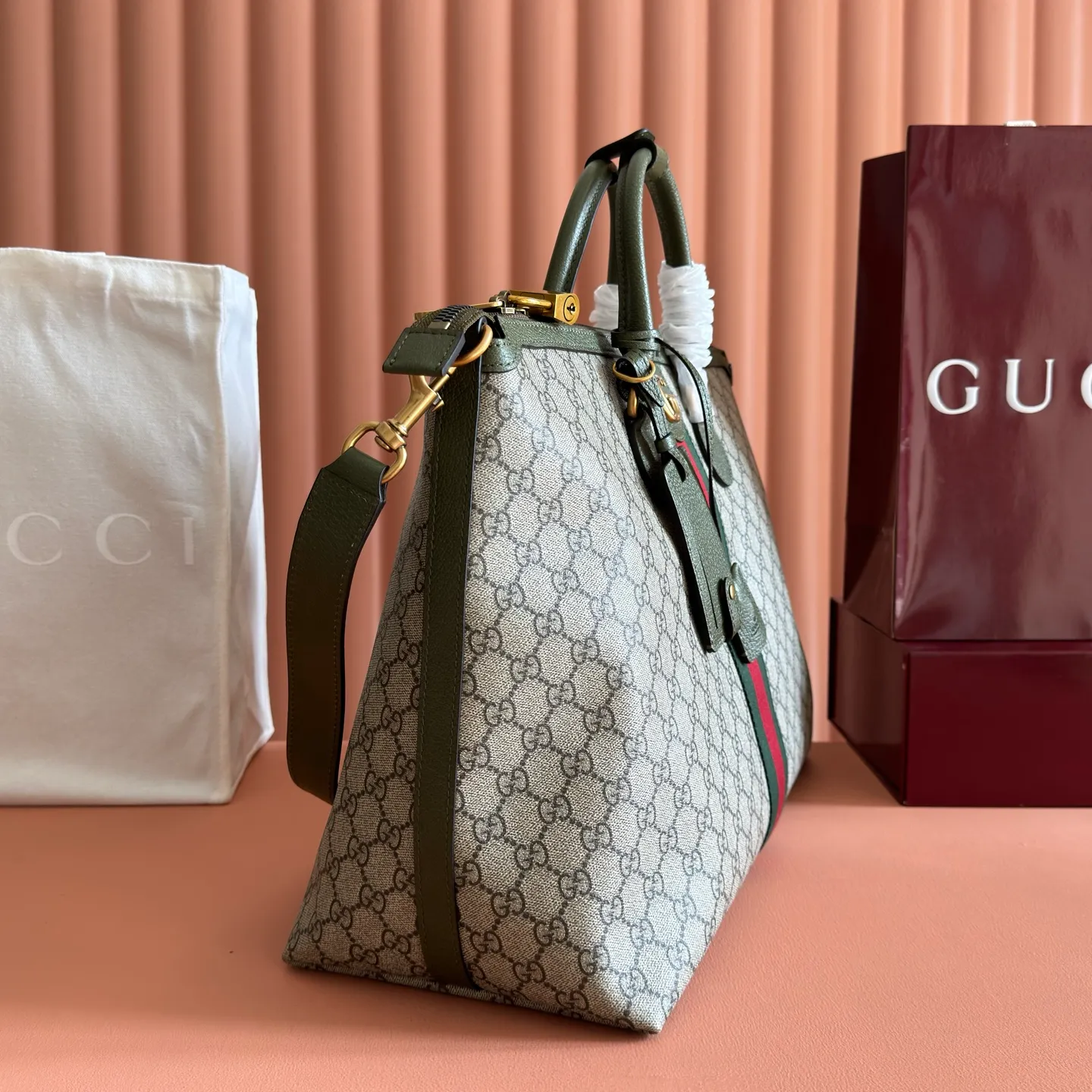 p1480. 💋💋💋"With full set of original gift bag packaging" [New Product] The Gucci Savoy series is an ingenious combination of beige and dark brown colors, with classic silhouettes and soft-touch fabrics. This travel bag is made of coated fabric with a GG monogram pattern and is intricately embellished with the Double G logo and webbing details. Beige and dark brown GG monogram coated fabric Dark brown leather piping Brass-toned hardware Green linen-cotton blend lining Double G Web detail Interior: One zip pocket External: One removable bellman ID tag, one lock, one keychain Handle height: 9 cm Removable and adjustable leather shoulder strap (height adjustable from 121.5 cm to 136.5 cm) Zip closure Ident No.: 834469. Dimensions: 48cm (width) x 28cm (height) x 18cm (depth) Weight: approx. 1.6kg Color: green-brown/PVC. Made in Italy