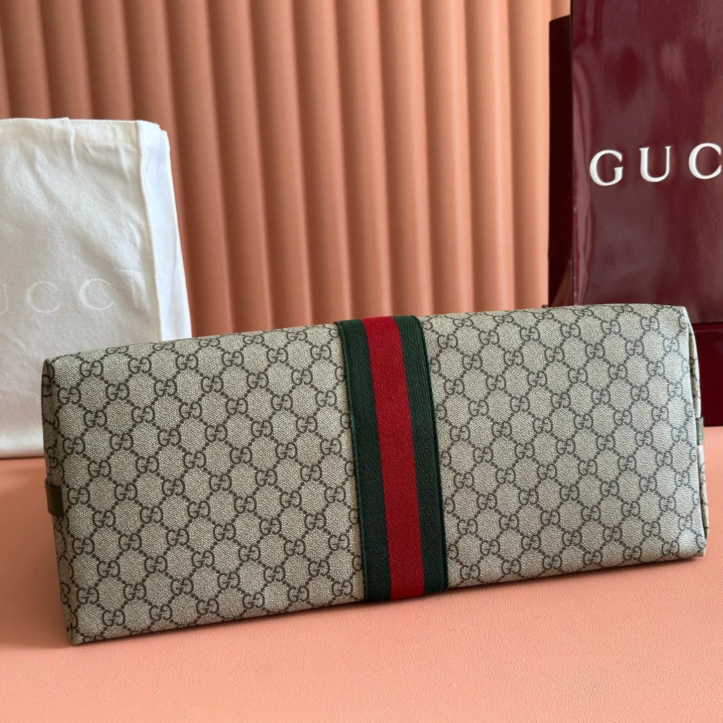 p1480. 💋💋💋"With full set of original gift bag packaging" [New Product] The Gucci Savoy series is an ingenious combination of beige and dark brown colors, with classic silhouettes and soft-touch fabrics. This travel bag is made of coated fabric with a GG monogram pattern and is intricately embellished with the Double G logo and webbing details. Beige and dark brown GG monogram coated fabric Dark brown leather piping Brass-toned hardware Green linen-cotton blend lining Double G Web detail Interior: One zip pocket External: One removable bellman ID tag, one lock, one keychain Handle height: 9 cm Removable and adjustable leather shoulder strap (height adjustable from 121.5 cm to 136.5 cm) Zip closure Ident No.: 834469. Dimensions: 48cm (width) x 28cm (height) x 18cm (depth) Weight: approx. 1.6kg Color: green-brown/PVC. Made in Italy
