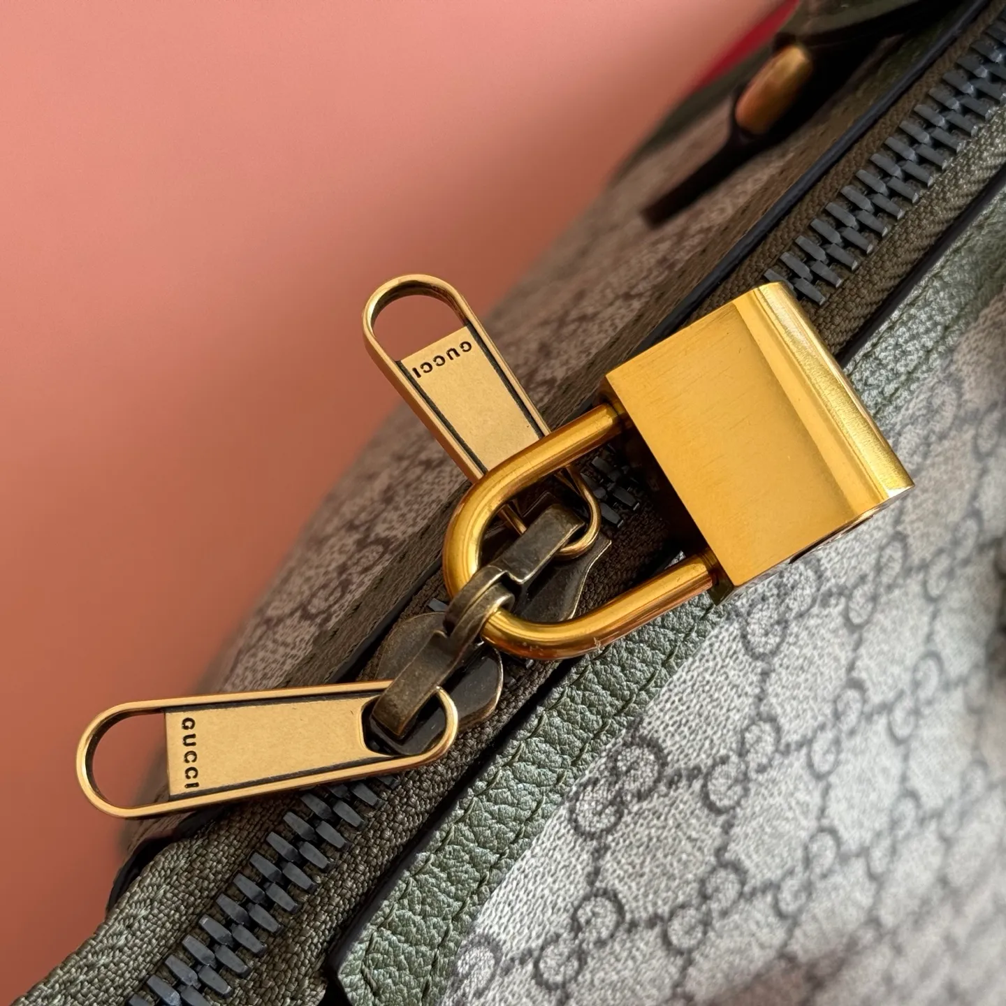 p1480. 💋💋💋"With full set of original gift bag packaging" [New Product] The Gucci Savoy series is an ingenious combination of beige and dark brown colors, with classic silhouettes and soft-touch fabrics. This travel bag is made of coated fabric with a GG monogram pattern and is intricately embellished with the Double G logo and webbing details. Beige and dark brown GG monogram coated fabric Dark brown leather piping Brass-toned hardware Green linen-cotton blend lining Double G Web detail Interior: One zip pocket External: One removable bellman ID tag, one lock, one keychain Handle height: 9 cm Removable and adjustable leather shoulder strap (height adjustable from 121.5 cm to 136.5 cm) Zip closure Ident No.: 834469. Dimensions: 48cm (width) x 28cm (height) x 18cm (depth) Weight: approx. 1.6kg Color: green-brown/PVC. Made in Italy
